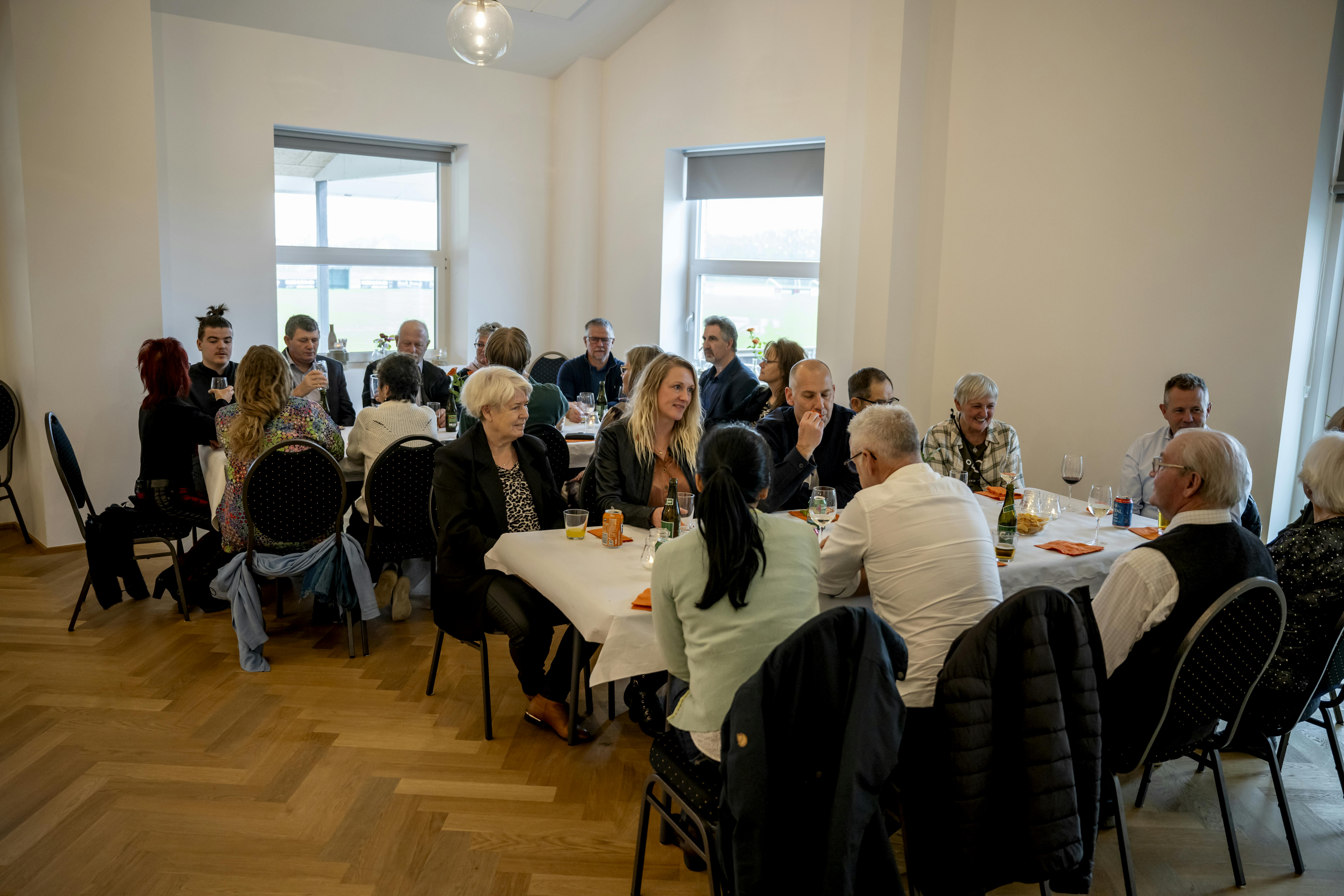 Så kom dagen hvor Sussi kunne præsentere sin nye bog. Ved en lille uformel reception i Manna/Thies multihus skrev Sussi hilsner i et par bøger og hyggede med venner.