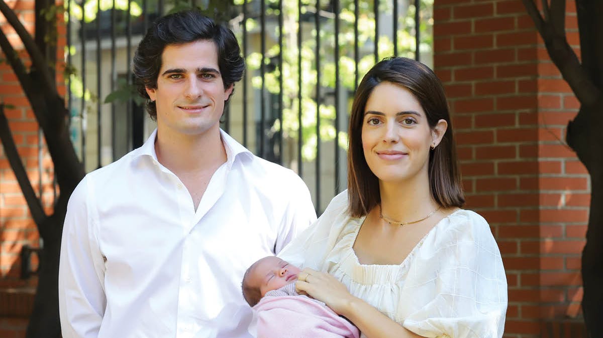 Hertug Fernando Fitz-James Stuart af Huéscar og hertuginde Sofia af Huéscar med deres første datter i 2020. 