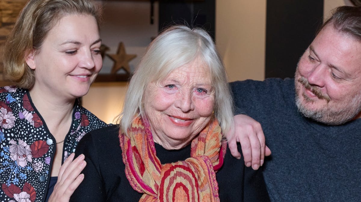 Helle Hertz mellem to af sine børn, Nicolas og Laura Bro. 