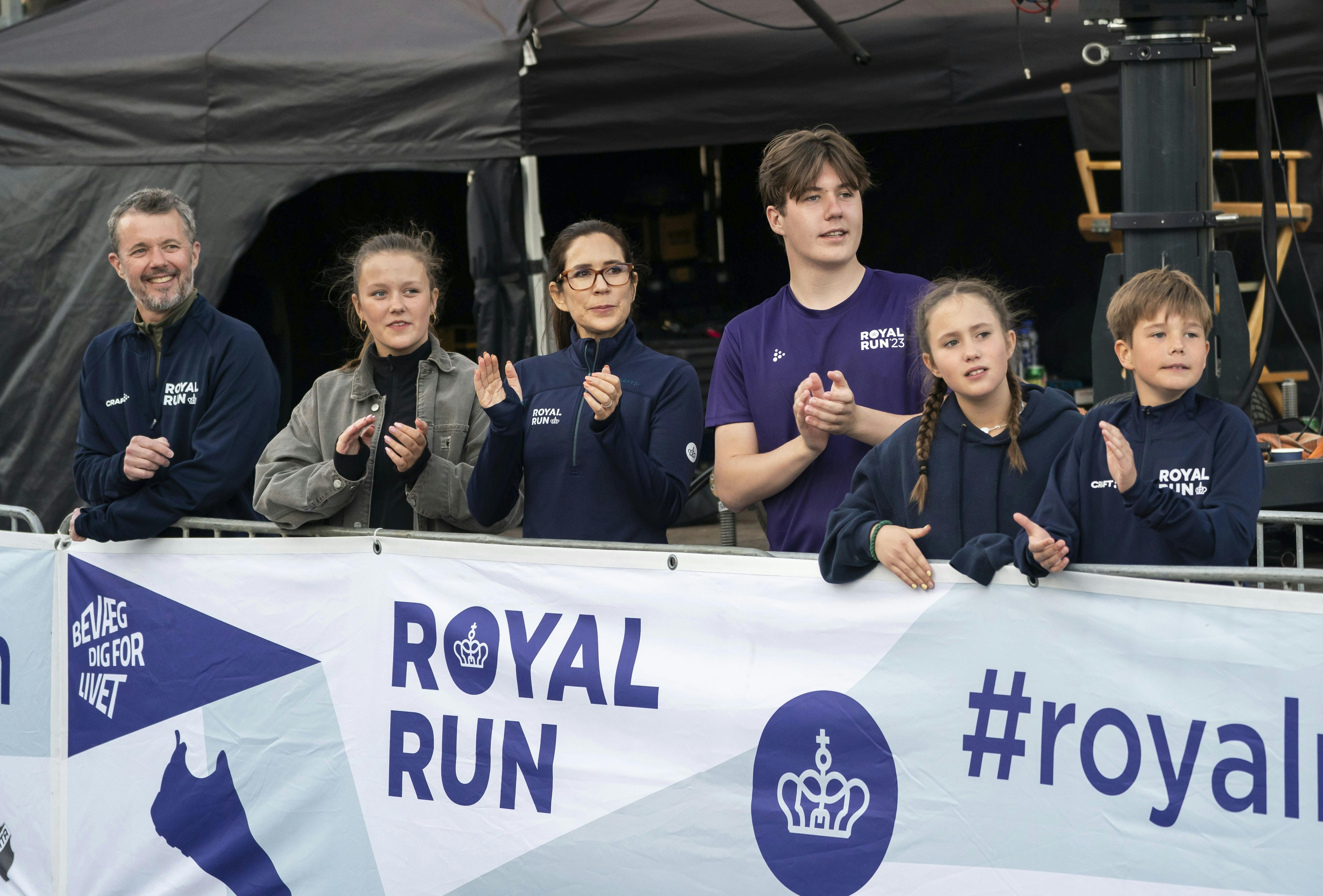Kronprinsparret og deres børn til Royal Run i 2023.