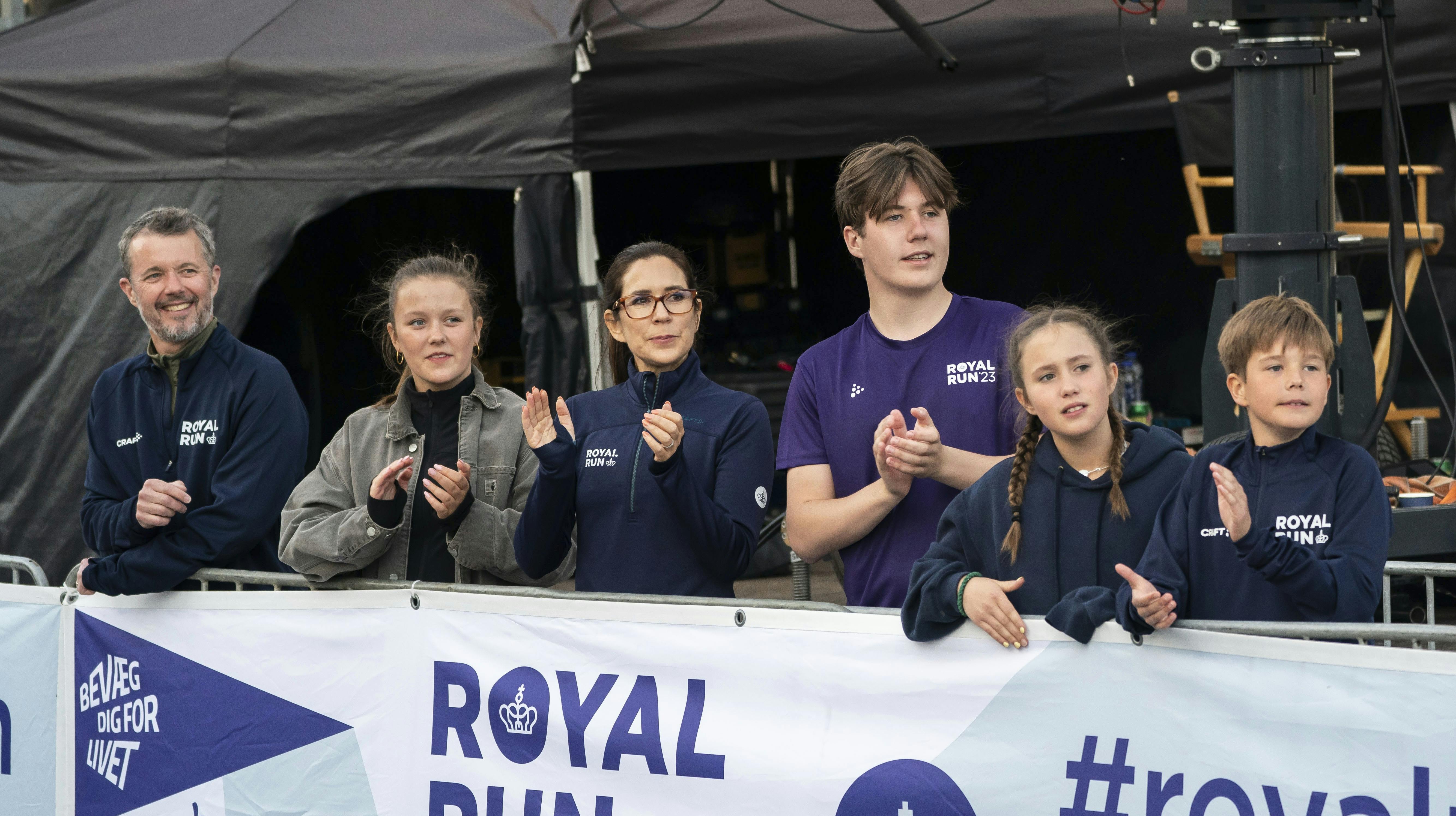 Kronprinsparret og deres børn til Royal Run i 2023.