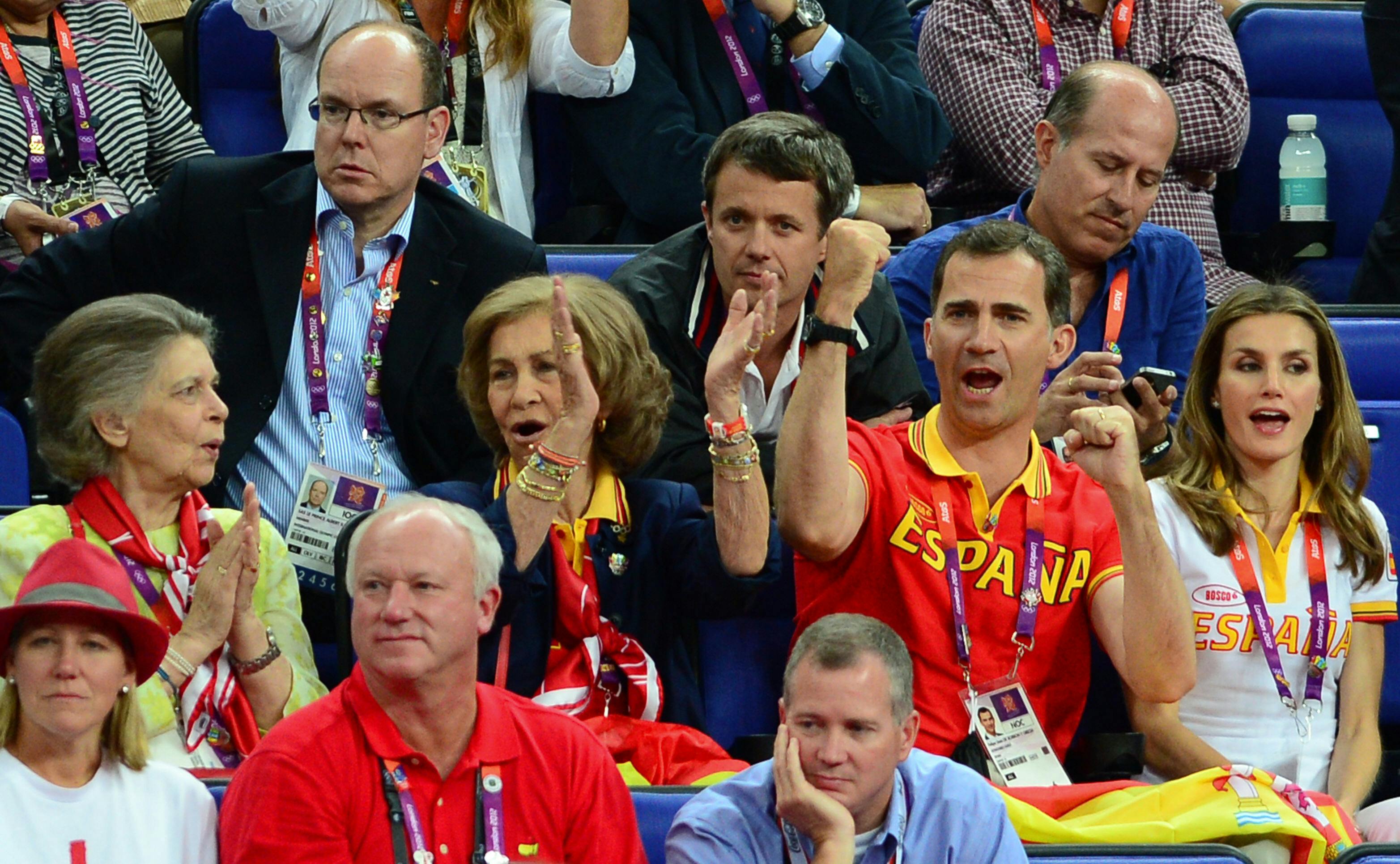 Prince Albert of Monaco (topL), Danish Crown Prince Frederik (topC), Spain's Queen Sofia (C), Spain's Prince Felipe (2R) and Princess Letizia watch the London 2012 Olympic Games men's gold medal basketball game between USA and Spain at the North Greenwich Arena in London on August 12, 2012. AFP PHOTO / MARTIN BUREAU