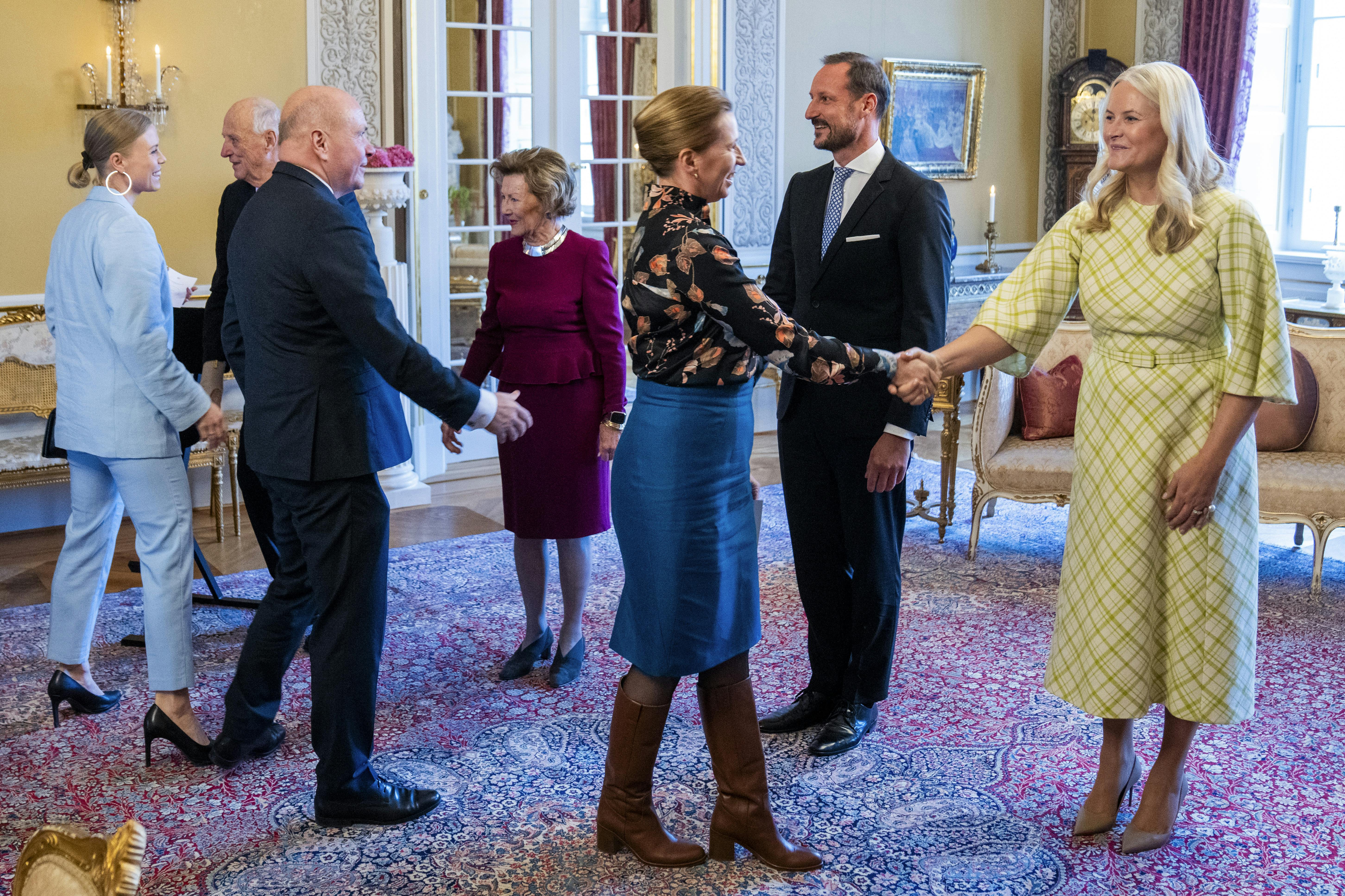 Mette Frederiksen hilste på det norske kronprinspar i forbindelse med frokosten.