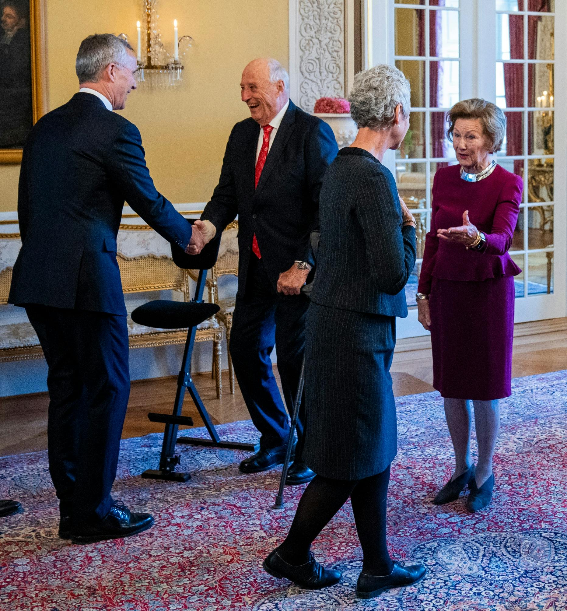 Kong Harald hilser på gæsterne.