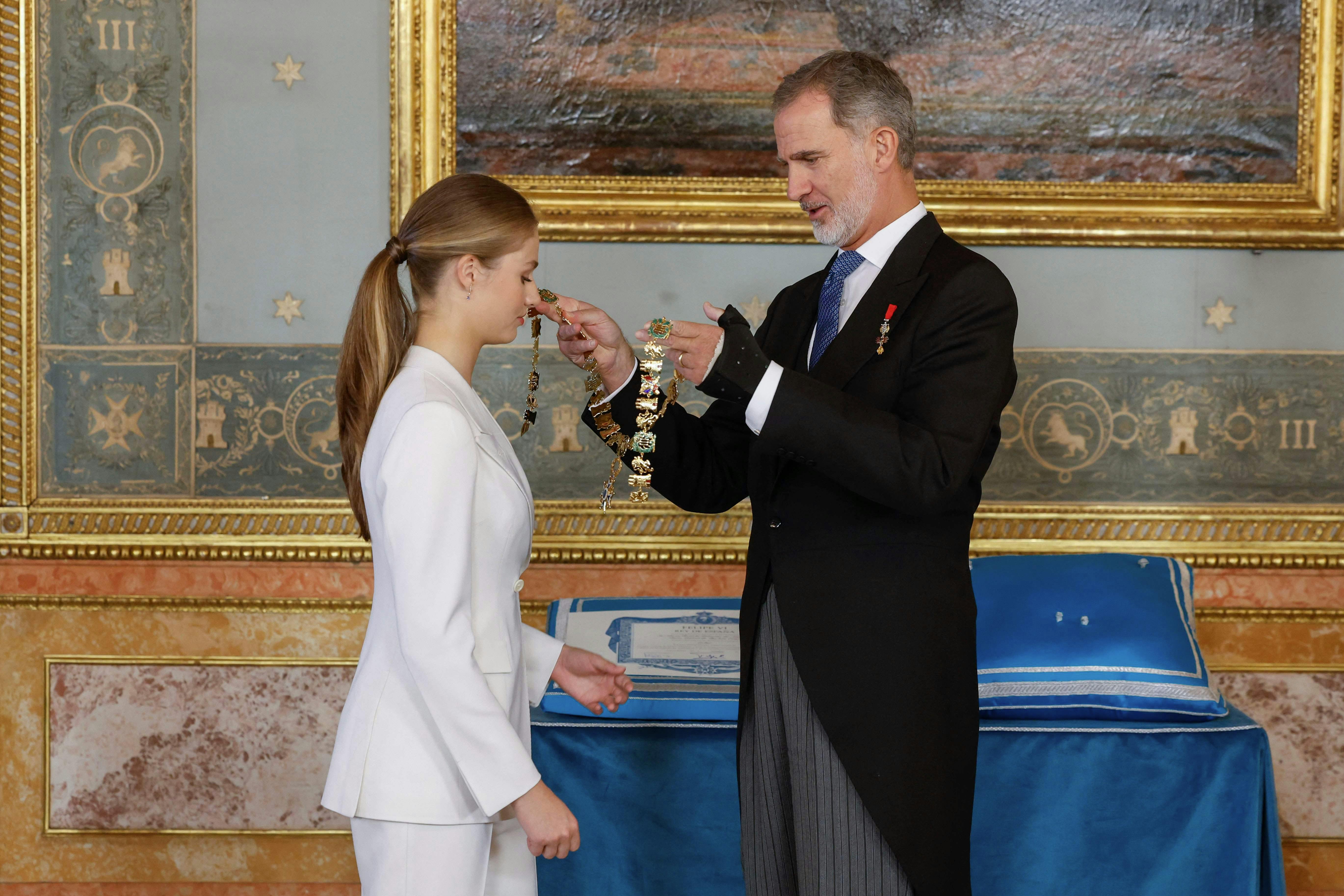 Kong Felipe overrækker sin ældste datter, prinsesse Leonor, "Collar of Carlos III".