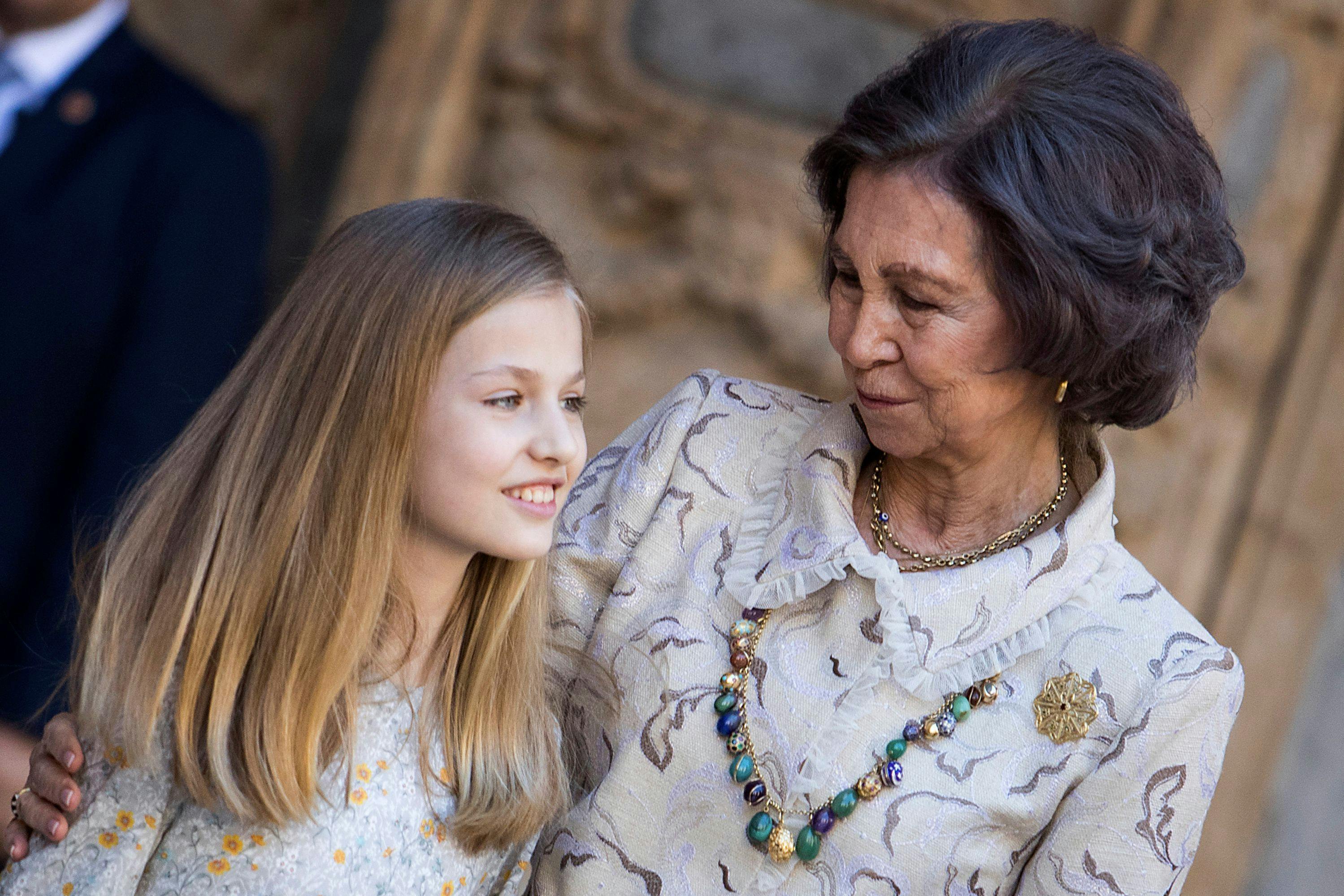 Princess Leonor of Spain (L) stands with her grandmother former Queen Sofia after attending the traditional Easter Sunday Mass of Resurrection in Palma de Mallorca on April 1, 2018. / AFP PHOTO / JAIME REINA