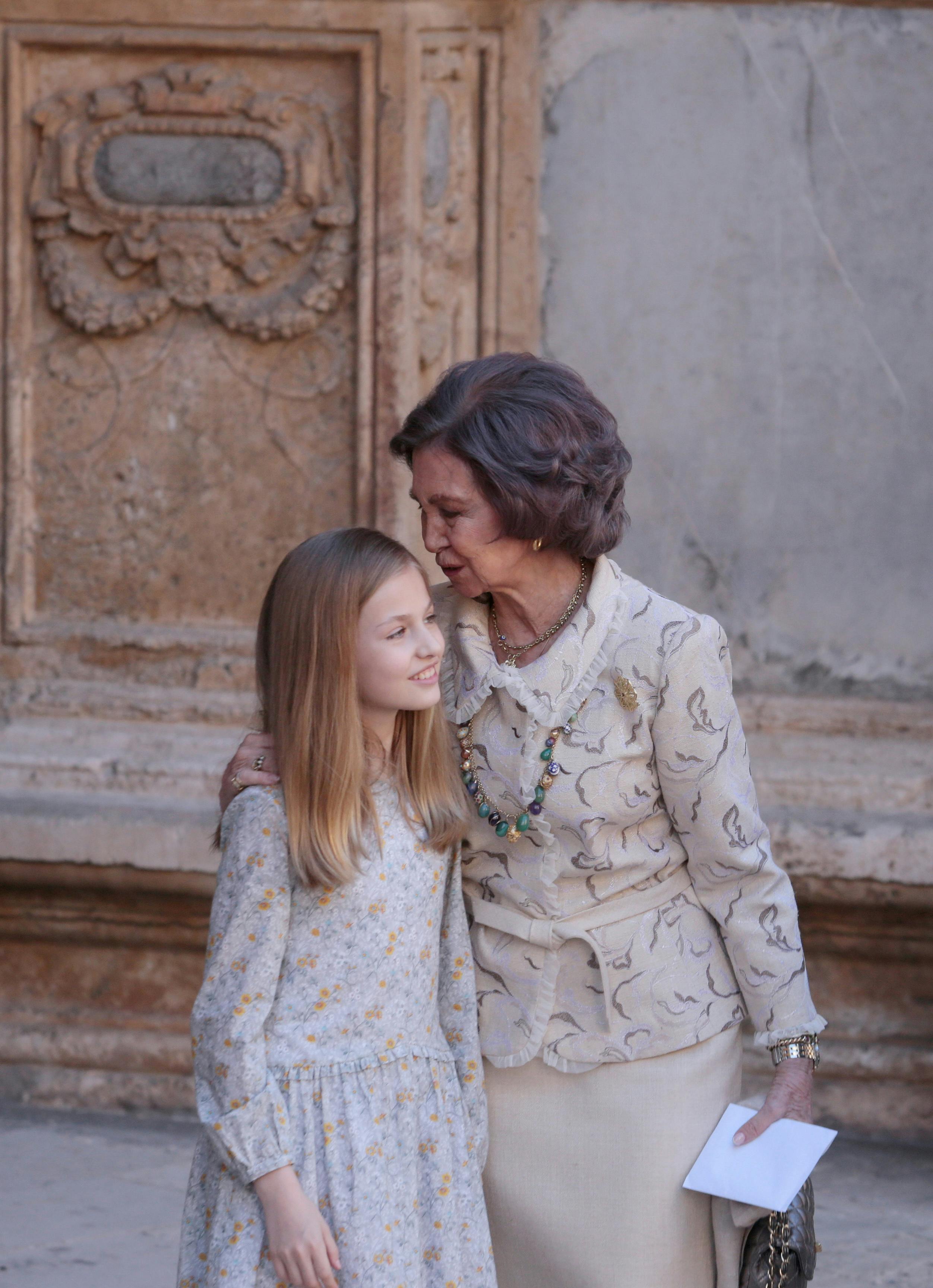 Members of the Spanish Royal Family Queen Sofia and Infanta Leonor pose for the media after attending an Easter Sunday mass at Palma de Mallorca's Cathedral on the Spanish island of Mallorca, Spain April 1, 2018. REUTERS/Enrique Calvo