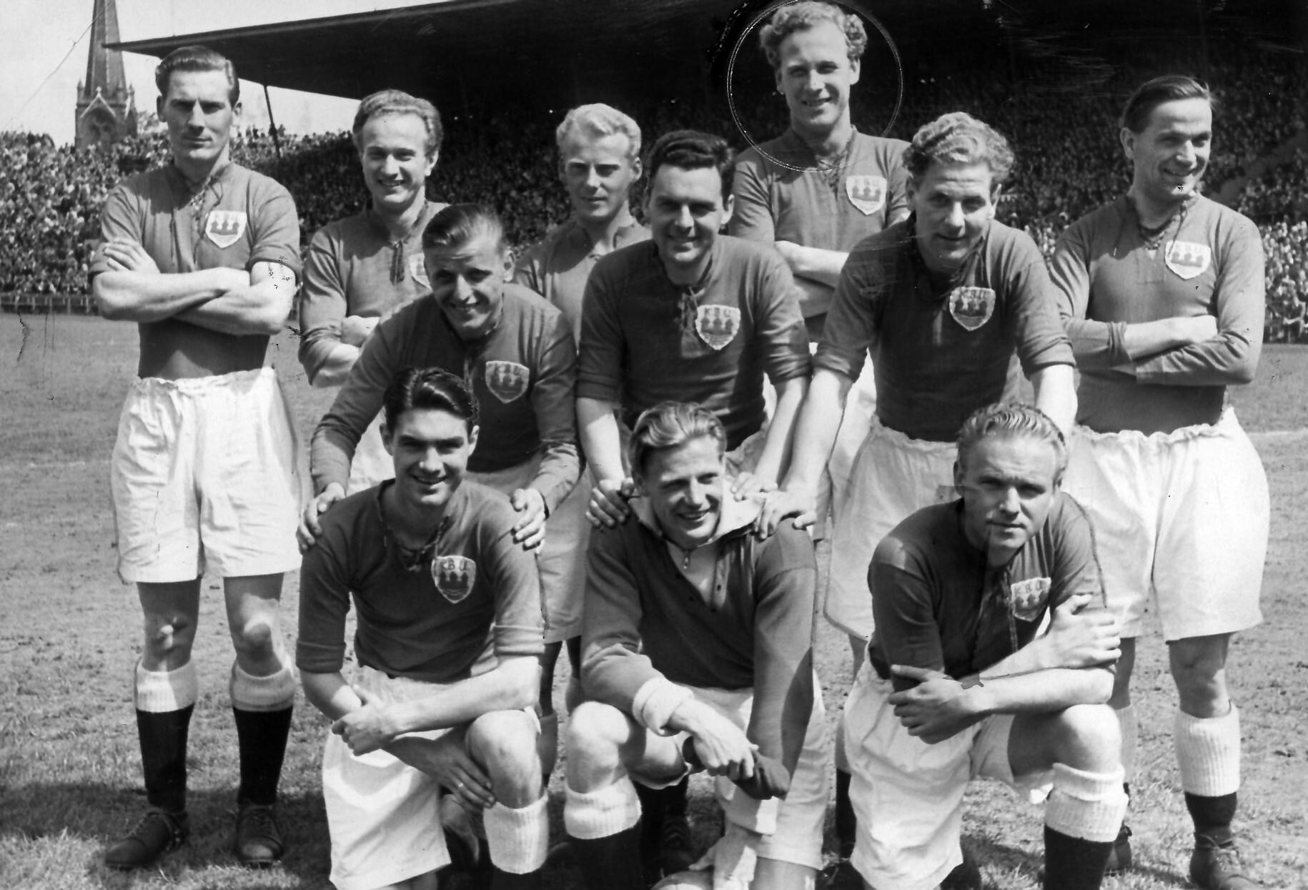 Arkivfoto fra 1949 af KBU's fodboldhold. Forrest i.m. ses KB's og landsholdets legendariske målmand Eigil Nielsen. Ældre fodboldfans vil genkende bl.a. Carl Aage Præst, Knud Lundberg, Axel Pilmark, Ivan Jensen, Erik Køppen (Lene Koeppens far) og landsholdets senere træner Poul Petersen. Eigil Nielsen, som efter endt fodboldkarriere var med til at skabe boldfirmaet Select, døde torsdag af hjertestop under fodboldtræning på KB's anlæg.