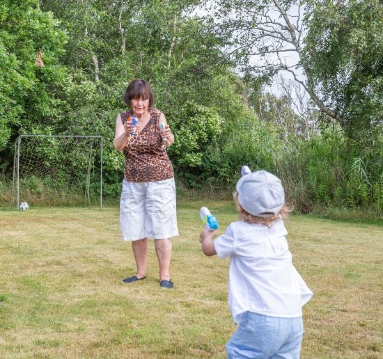 Dennis Knudsens mor, Mona, leger med barnebarnet Lucas.