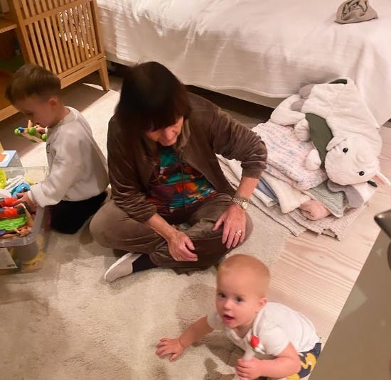 Farmor Mona og yngste barnebarn Aura og mellemste Noah.