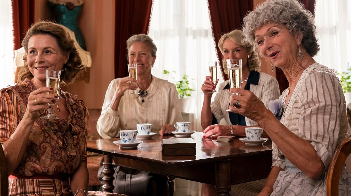 Fru Madsen, fru Fjeldsø, fru Frigh og Lydia i "Badehotellet". 