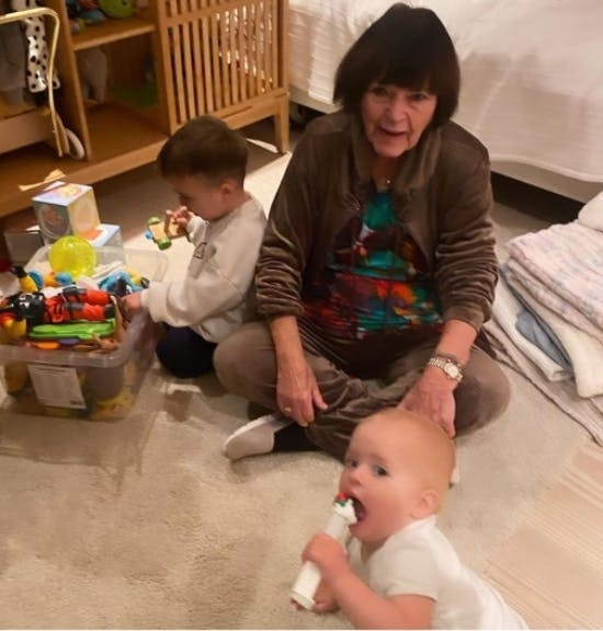 Farmor Mona leger med sine børnebørn.