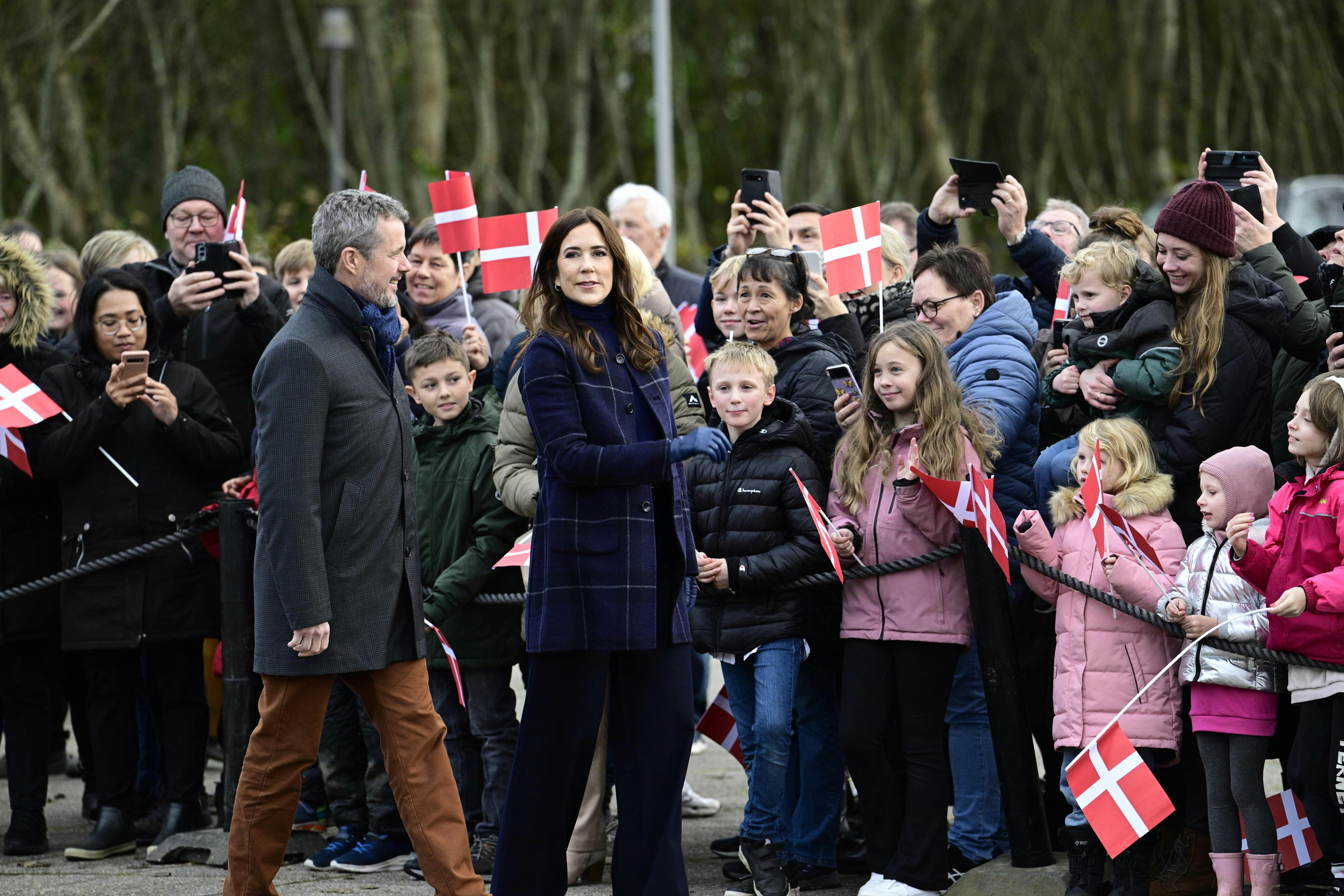 Kronprinsesse mary i mørkeblå frakke