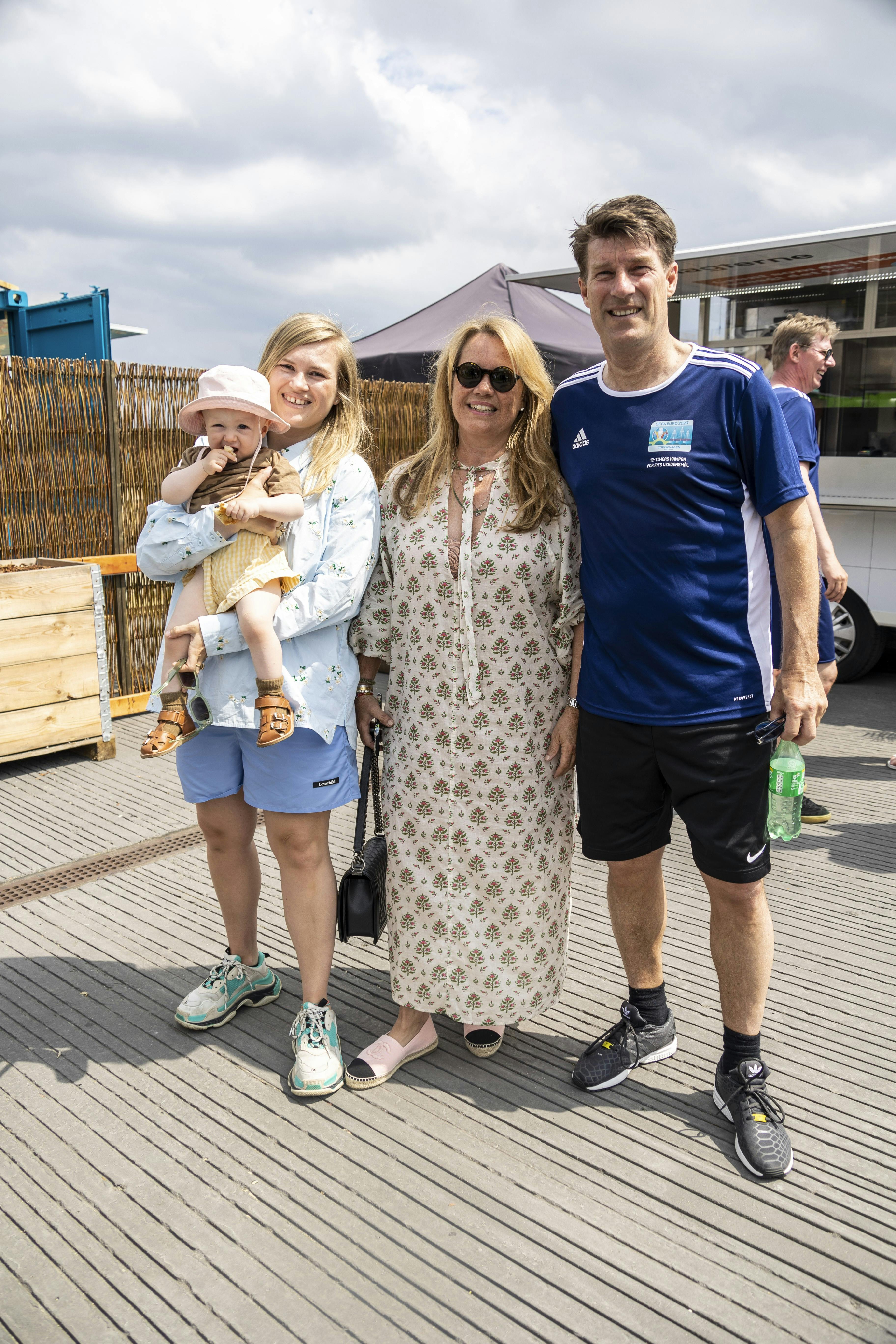 Rebecca Laudrup med datteren Ellen og forældrene Siw og Michael Laudrup i 2021. 
