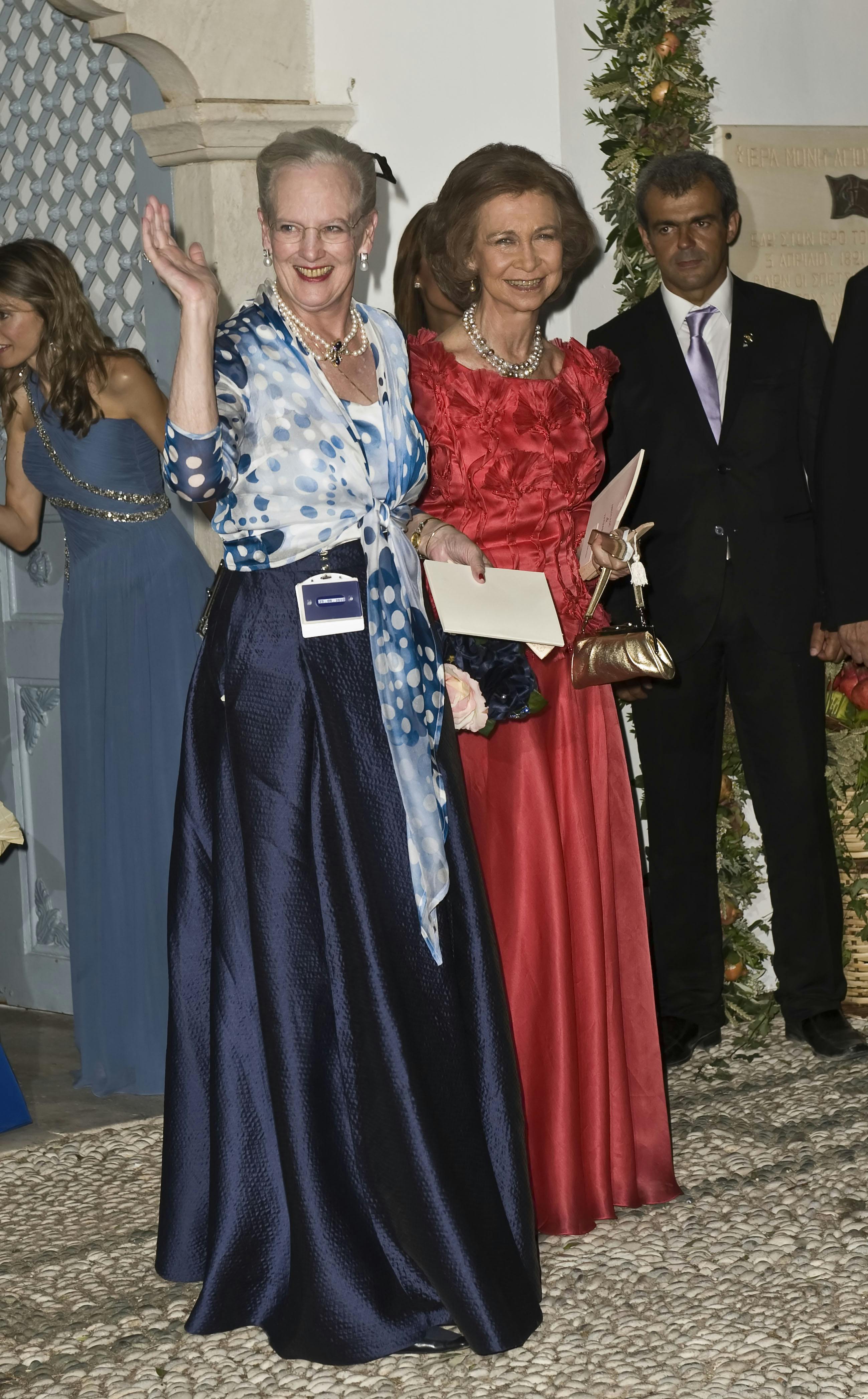 Bryllup mellem prins Nikolaos og Tatiana Blatnik på den græske ø Spetses - Gæsterne forlader klosterkirken Agios Nikolaos efter vielsen. Dronning Margrethe af Danmark (tv) og dronning Sofia af Spanien - Dato: 25.08.2010 - Foto: Hanne Juul