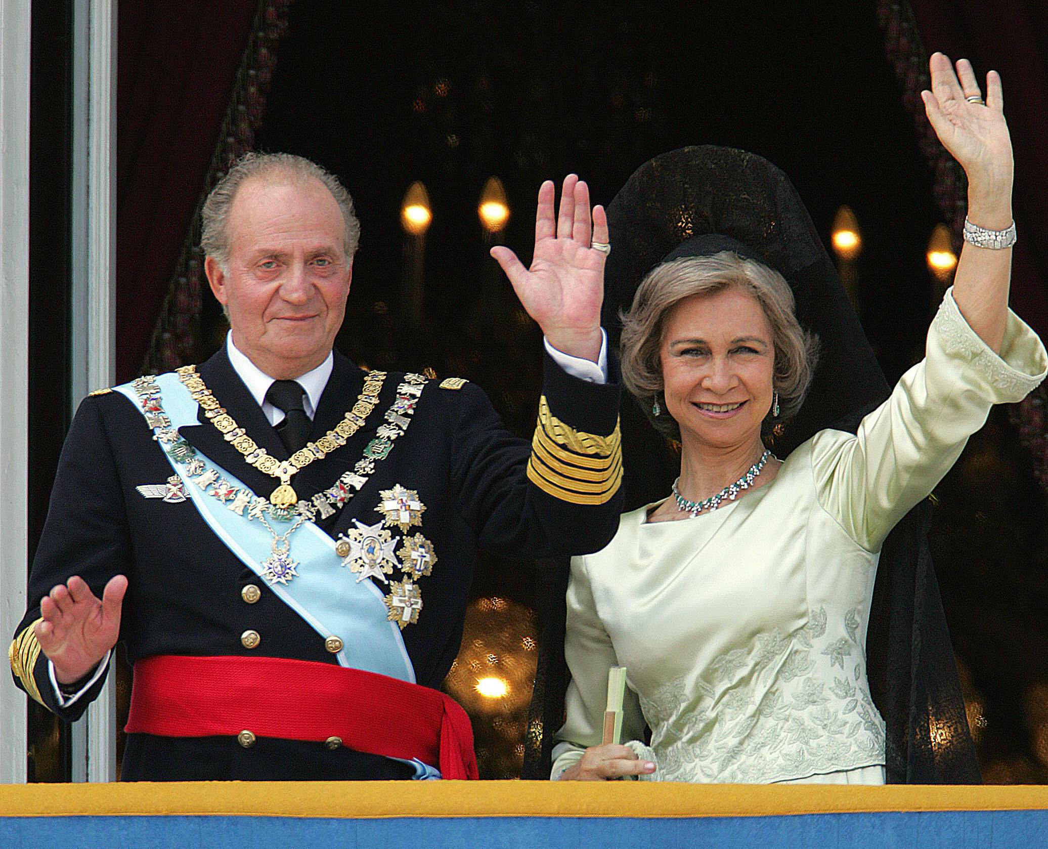 (ARKIV) (FILES) In this file photo taken on May 22, 2004 Juan Carlos of Spain and his wife Queen Sofia of Spain salute the crowd from the balcony of the Oriental Palace in Madrid 22 May 2004, after the wedding of Prince Felipe of Spain and Letizia Ortiz. Tidligere kong Juan Carlos har forladt Spanien for at forsøge at beskytte landets monarki. Mens modstanden vokser, står forfatningen som kongehusets beskytter. Det skriver Ritzau, søndag den 9. august 2020.. (Foto: CHRISTOPHE SIMON/Ritzau Scanpix)