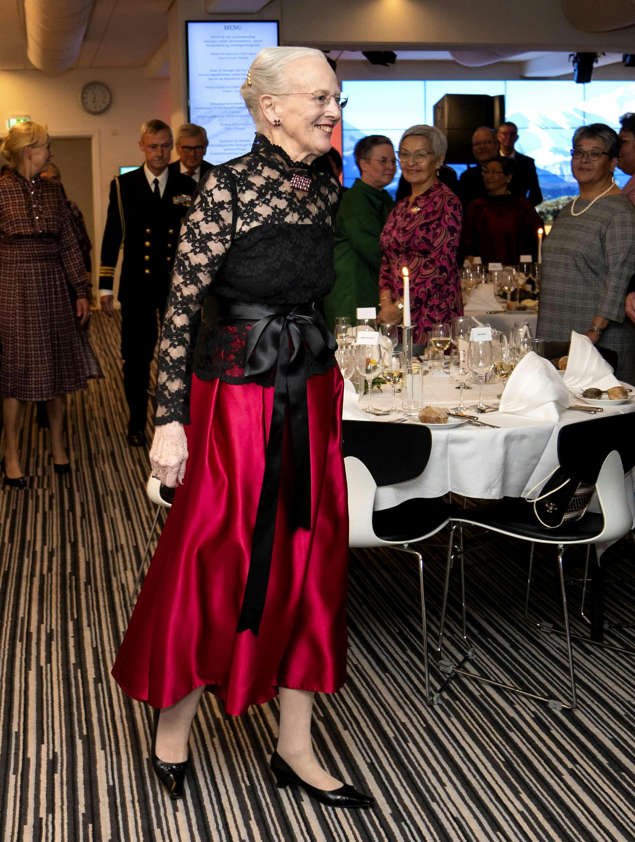 OPGAVE: Dronning Margrethe besøger NuukPå Hotel Hans Egede i Nuuk deltager Dronningen i biskoppens officielle middag i anledning af bispevielsen.STED: NuukDATO: 20211010JOURNALIST: Ulrik UlriksenFOTOGRAF: Hanne Juul