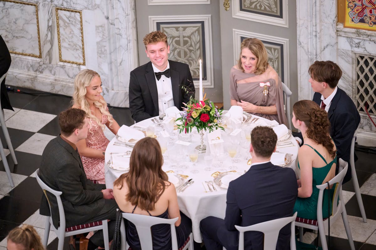 Opgavebeskrivelse: POOL 4A, Prins Christian fylder 18 år, Gallataffel, Tour de table fra balkonSted: Christiansborg SlotFotograf: Lars H. LaursenJournalist: Marianne Singer, Ulrik Ulriksen og Jan KörnerOptagelsedato: 2023.10.15