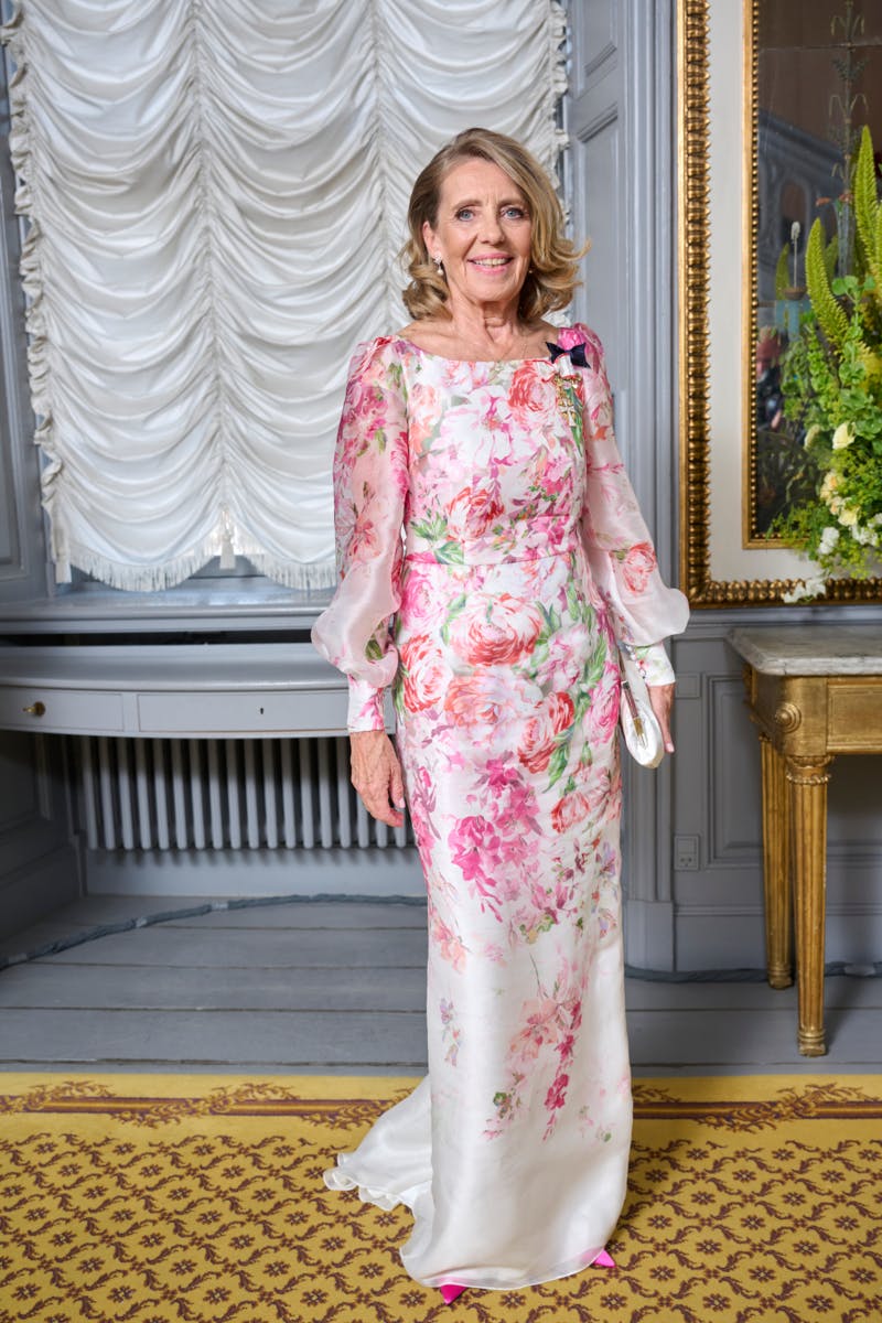 Nr. 23 Kongehusets kommunikationschef Lene Balleby var i kjole fra Jesper Høvring med romantisk blomstermotiv til gallamiddagen på Amalienborg i anledning af det norske kongepars besøg i Danmark den 15. juni.