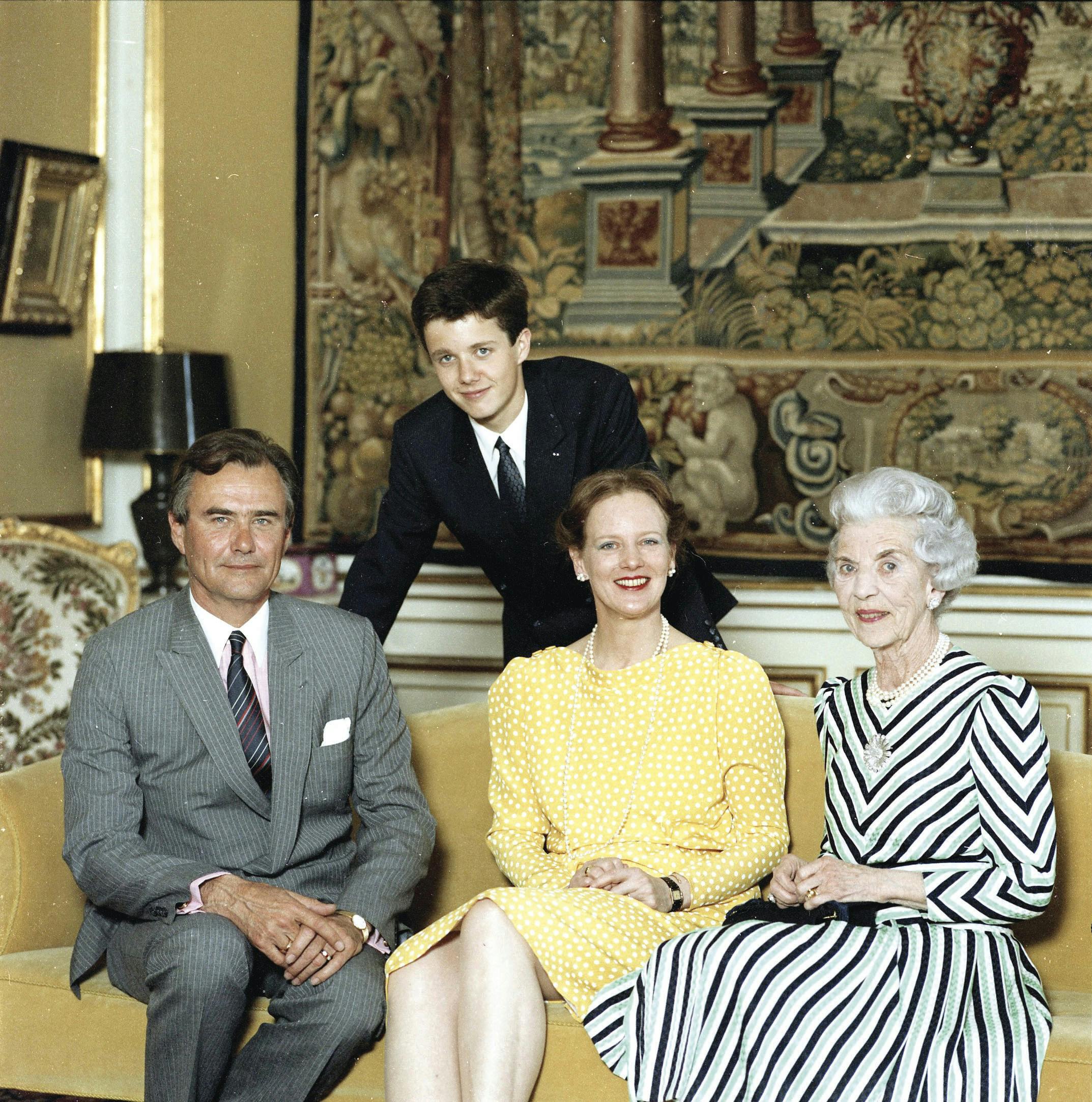 Kronprins Frederiks 18-års fødselsdag. -Fra venstre prins Henrik, kronprins Frederik, dronning Margrethe og dronning Ingrid. - Dato: 26.05.1986 - Foto: Elfelt