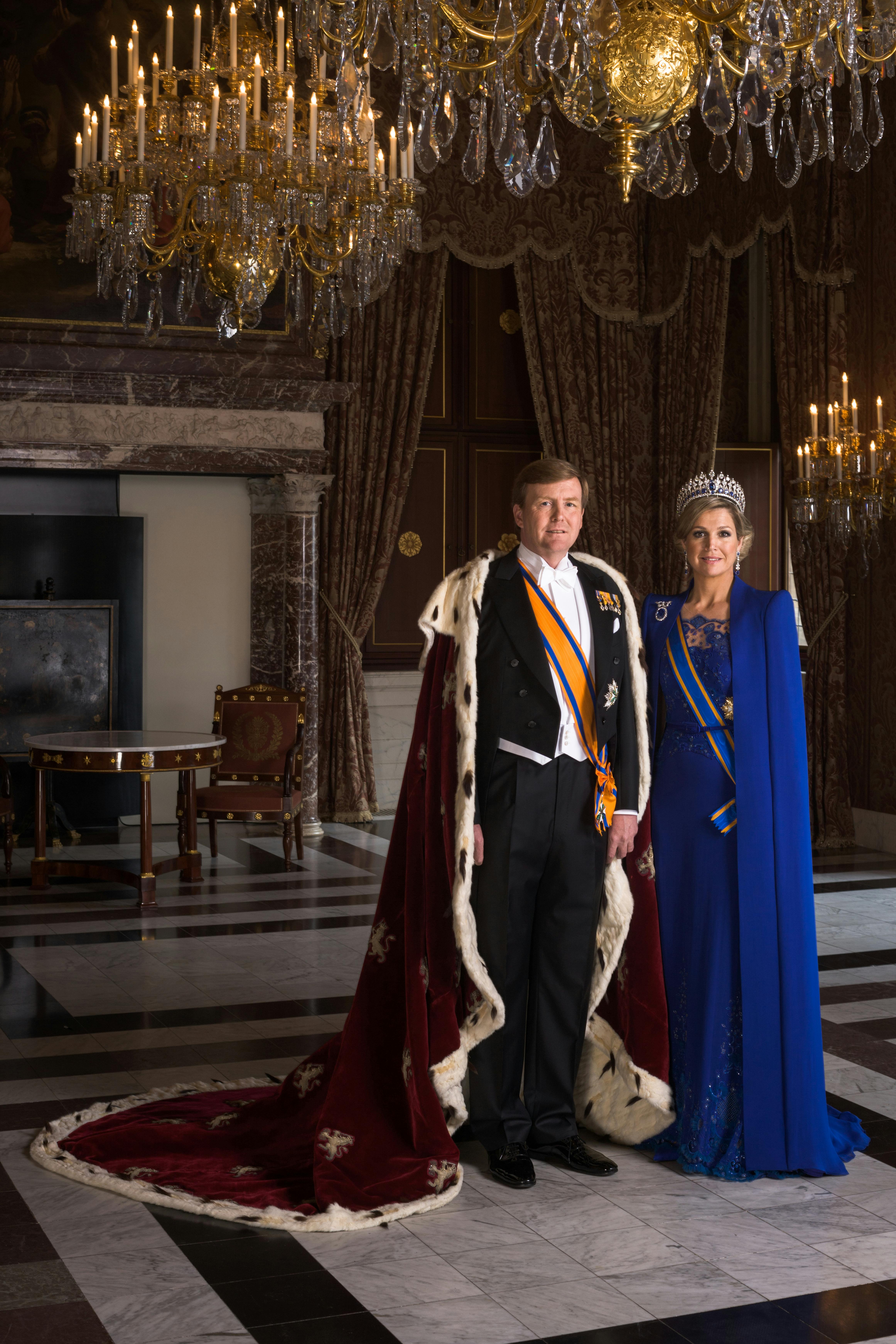 https://imgix.billedbladet.dk/2023-11-10/april_2013_staatsiefoto_koning_willem-alexander_met_koningsmantel_en_koningin_maxima-jpg.jpg