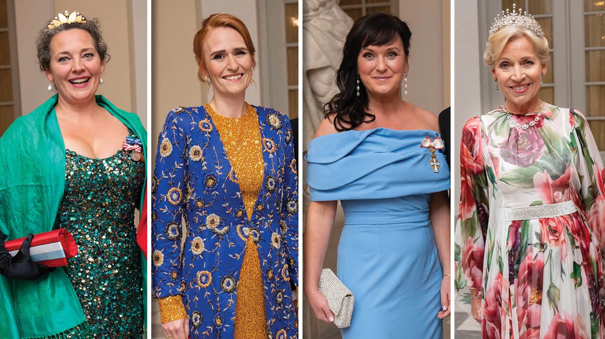 Fornemme gæster med opsigtsvækkende festkjoler ved dronningens gallataffel. 