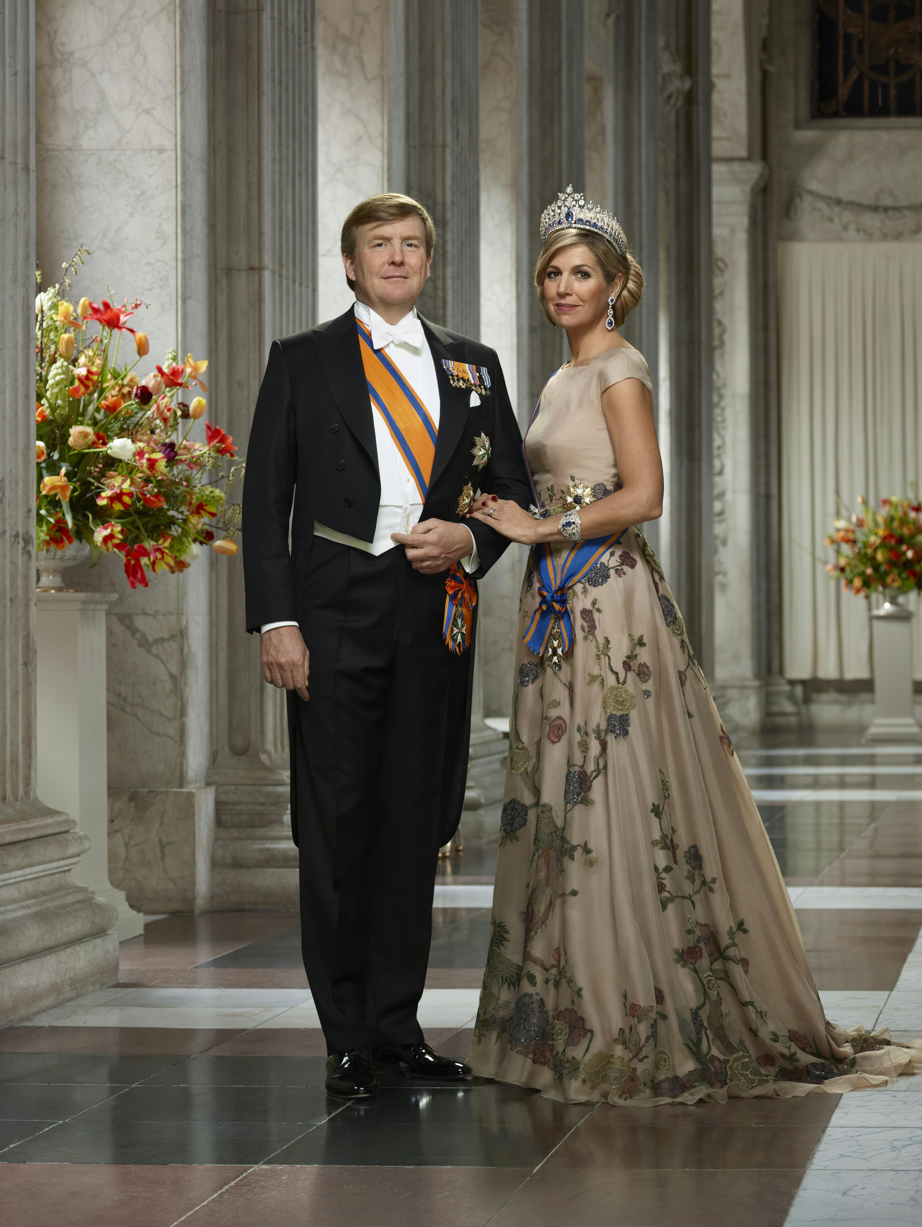 https://imgix.billedbladet.dk/2023-11-10/staatsiefoto-koning-willem-alexander-en-koningin-maxima-in-burgerzaal-2018-erwin-olaf-staand.jpg