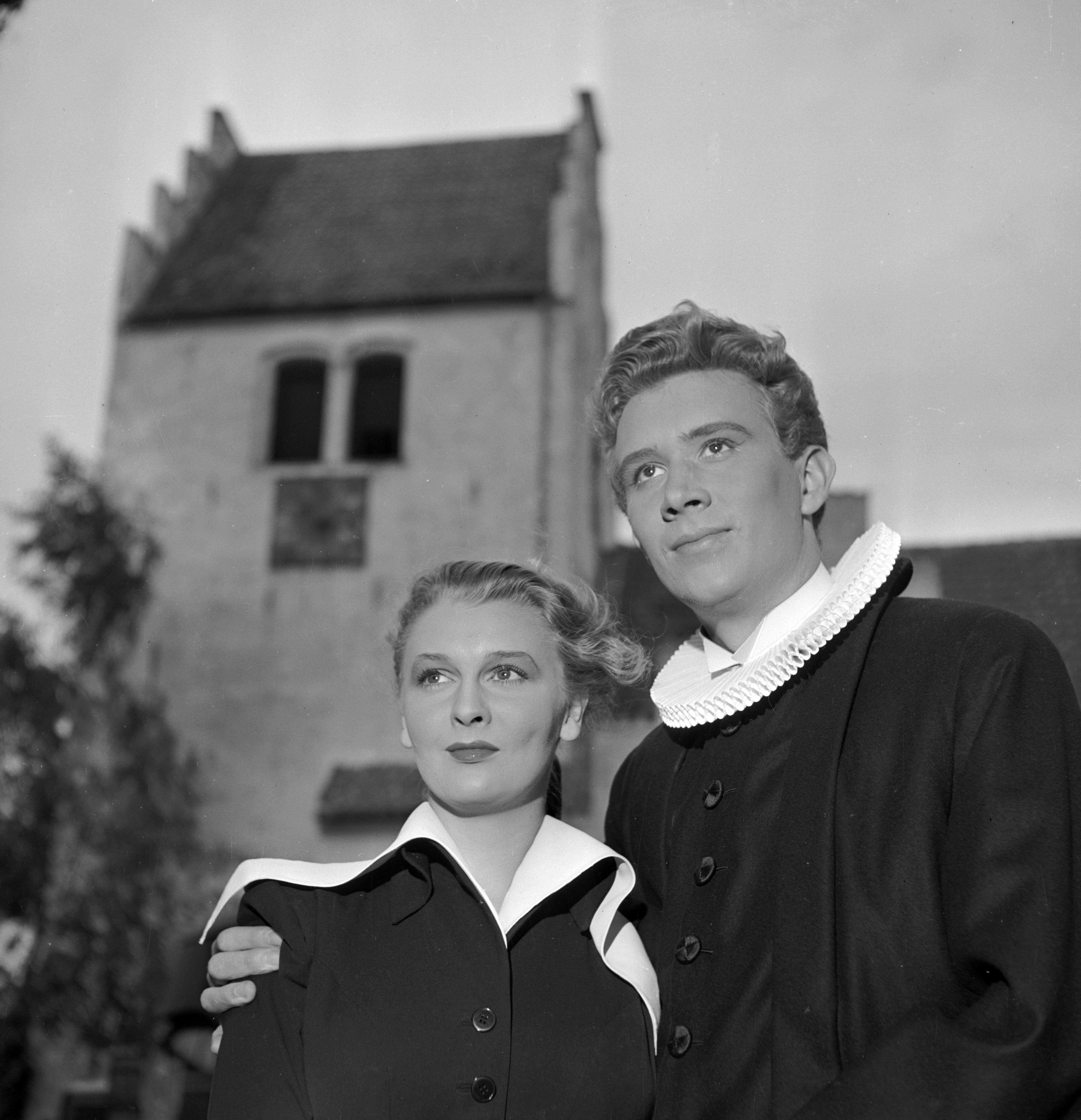 De danske skuespillere Grethe Thordahl og Jørgen Reenberg i filmen 'Fodboldpræsten'.; Stills from the Danish film 'Fodboldpraesten' ('Fodboldpræsten'). Here the actors Joergen Reenberg and Grethe Thordahl .;