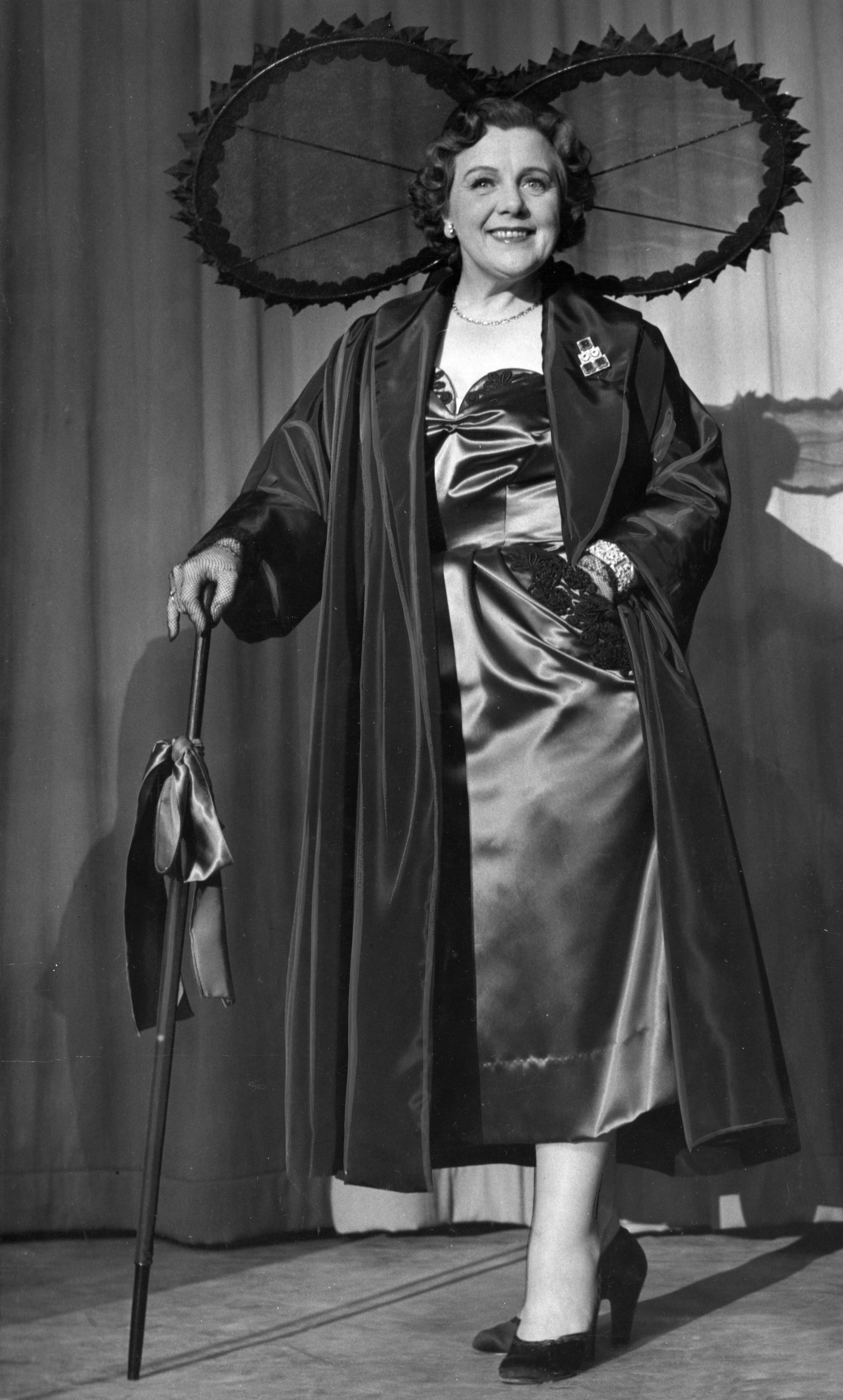 Elga Olga Svendsen, dansk skuespillerinde og sangerinde 1906-1992. Her portræt fra Cirkusrevyen 1953, hvor hun lancerede visen Solitudevej, der hurtigt blev en landeplage.