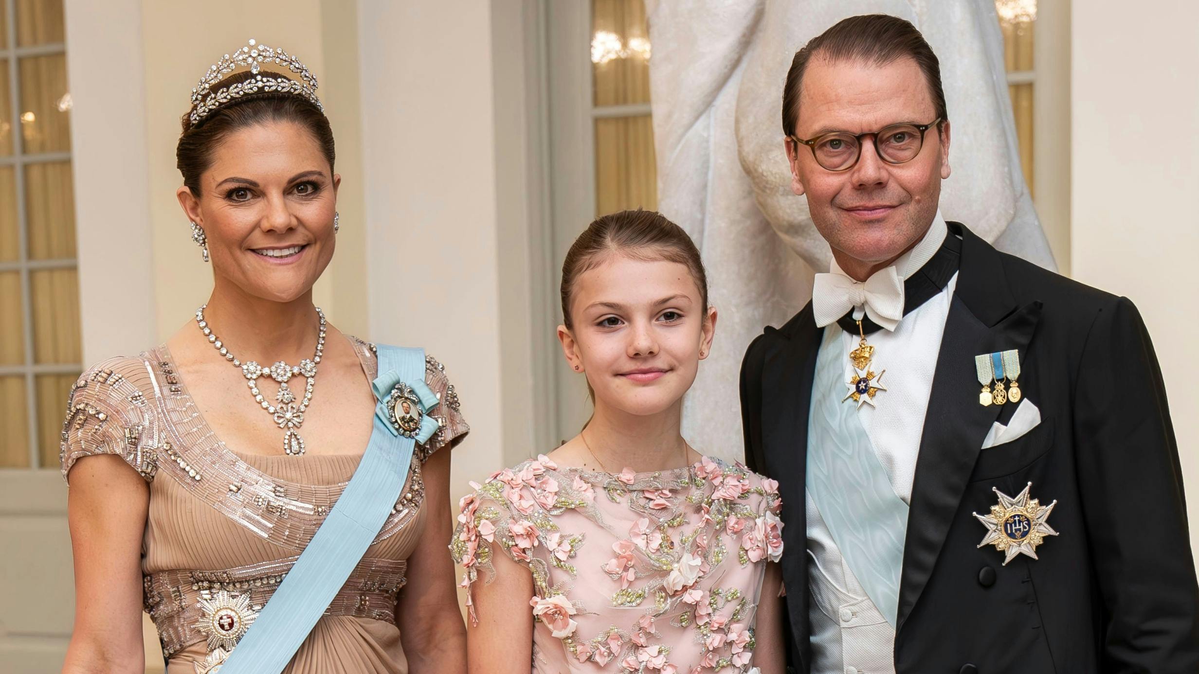 Kronprinsesse Victoria, prinsesse Estelle og prins Daniel fotograferet ved gallataffel på Christiansborg i anledning af prins Christians 18-års fødselsdag