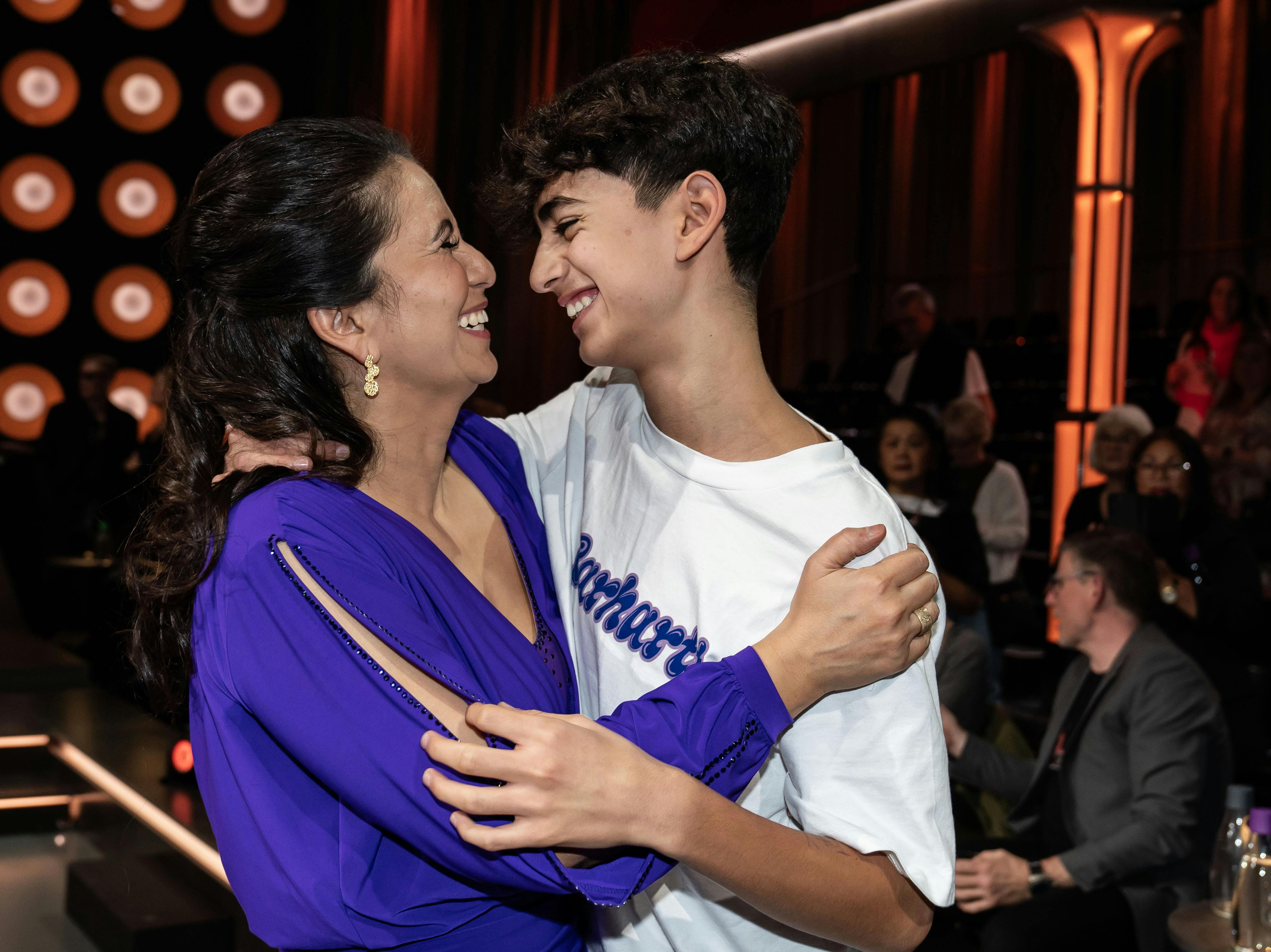 OPGAVE: Vild med dans program 8Özlem Cekic og Thomas Evers PoulsenSTED: Vermundsgade 40JOURNALIST: Laura, NikolajFOTOGRAF: Hanne JuulDATO: 20231110