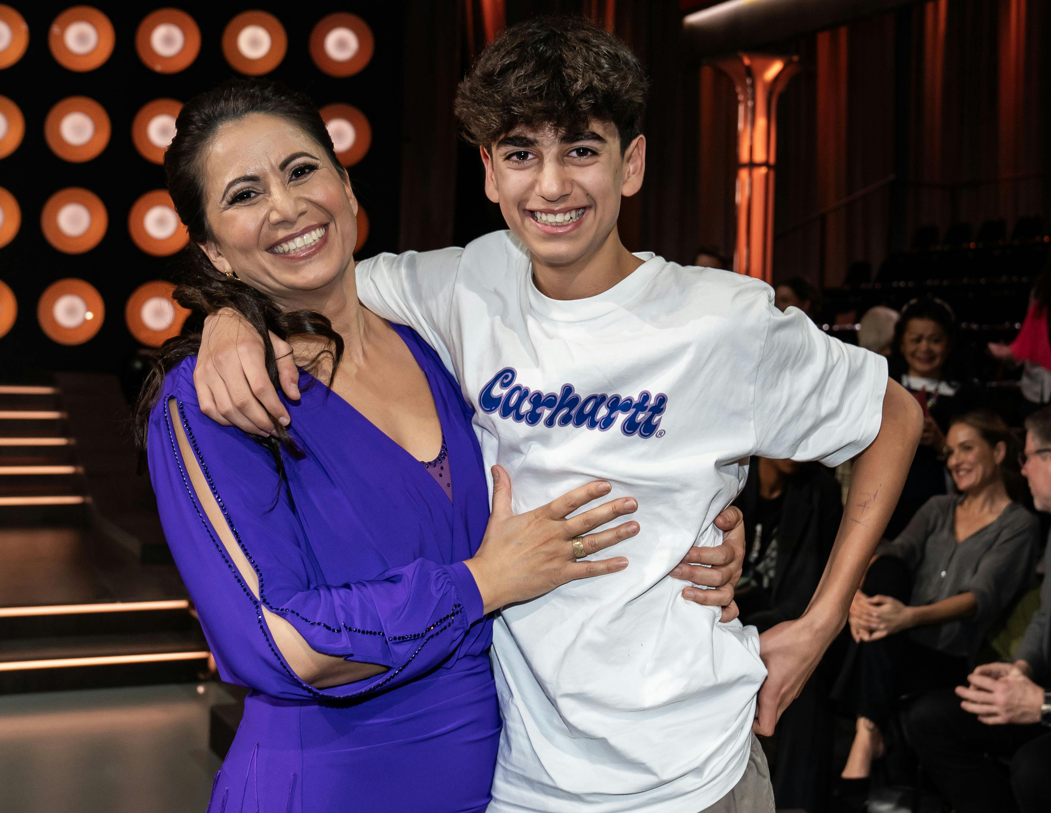 OPGAVE: Vild med dans program 8Özlem Cekic og Thomas Evers PoulsenSTED: Vermundsgade 40JOURNALIST: Laura, NikolajFOTOGRAF: Hanne JuulDATO: 20231110