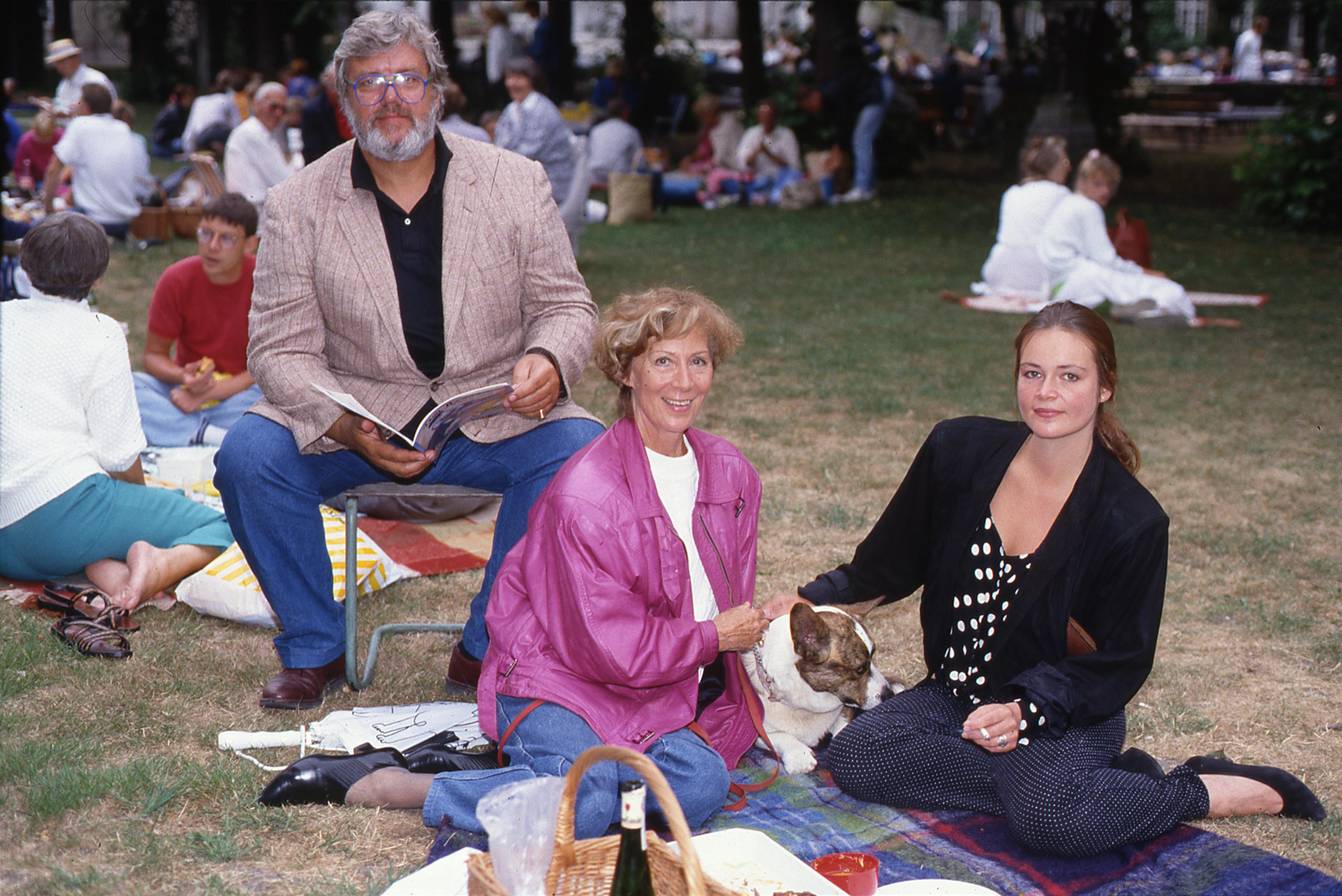 Skuespillerne Morten Grunwald og Lily Weiding på udflugt med datter Julie Wieth og familiens hund (udateret arkivbillede fra sommer 1989). 