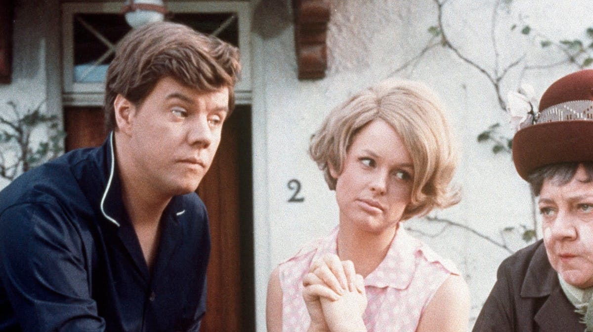 Morten Grunwald som Herbert, Ghita Nørby som Bitten og Sigrid Horne-Rasmussen som hushjælpen i den danske komedie "Far laver sovsen" fra 1967.