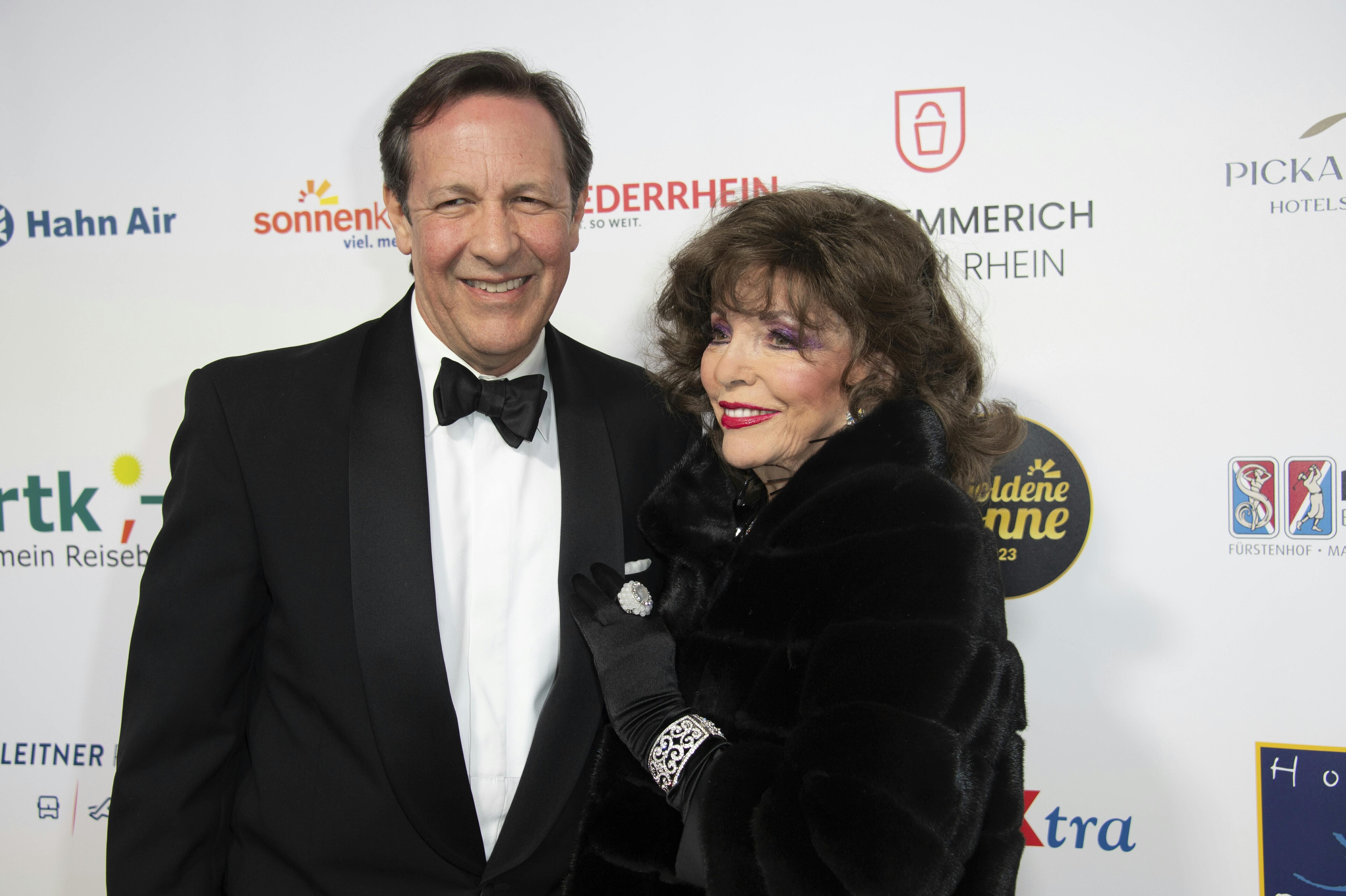 from left: actress Dame Joan COLLINS, with husband Percy GIBSON, red carpet, Red Carpet Show, arrival, arrival, Die Goldene Sonne 2023, on April 22, 2023 in Wunderland Kalkar, Photo by: Malte Ossowski/SVEN SIMON/picture-alliance/dpa/AP Images