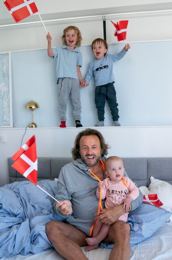 Dennis Knudsen med sine tre børn, Lucas, Noah og Aura.