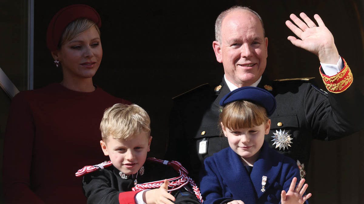 Fyrstinde Charlene, fyrst Albert og tvillingerne Jacques og Gabriella på nationaldagen 19. november 2023.&nbsp;