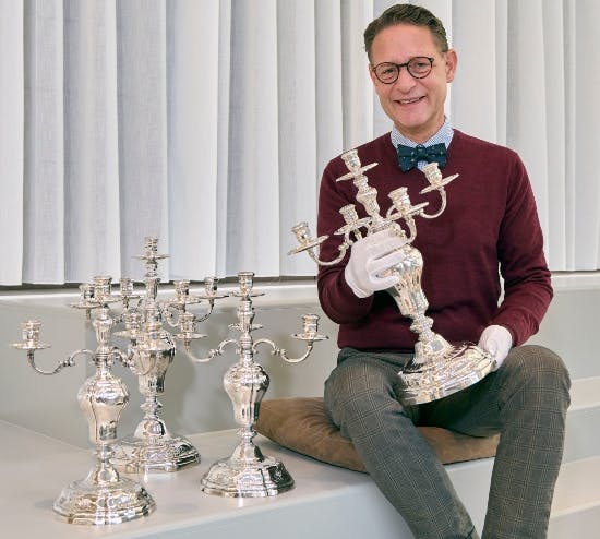 https://imgix.billedbladet.dk/2023-11-21/1_chefekspert_martin_borg_med_et_kongeligt_dansk_saet_pa_fire_kandelabre_af-_solv_a_michelsen_kbh_1882-1.jpg