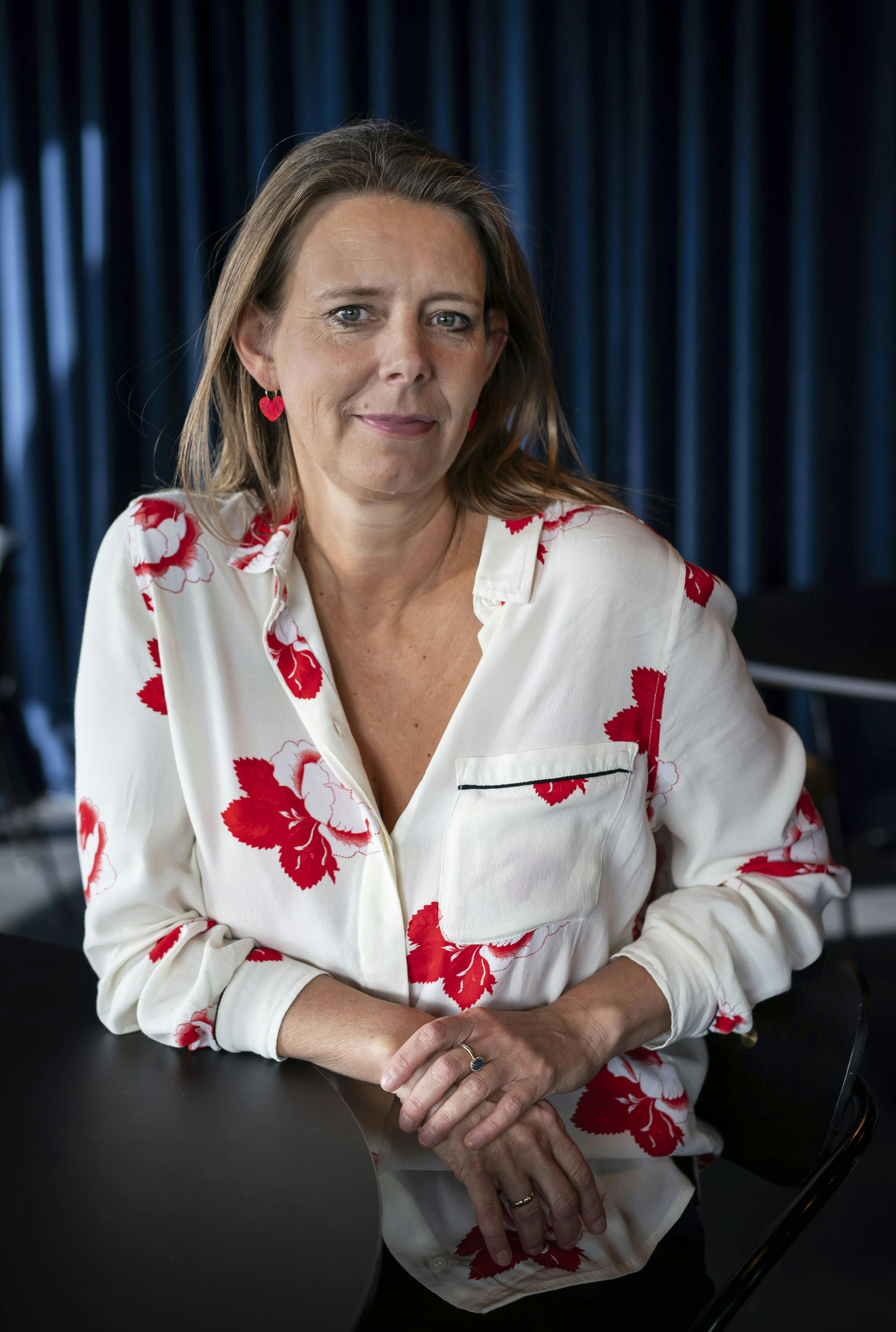 Stine Schrøder spiller Fru Mundelin.