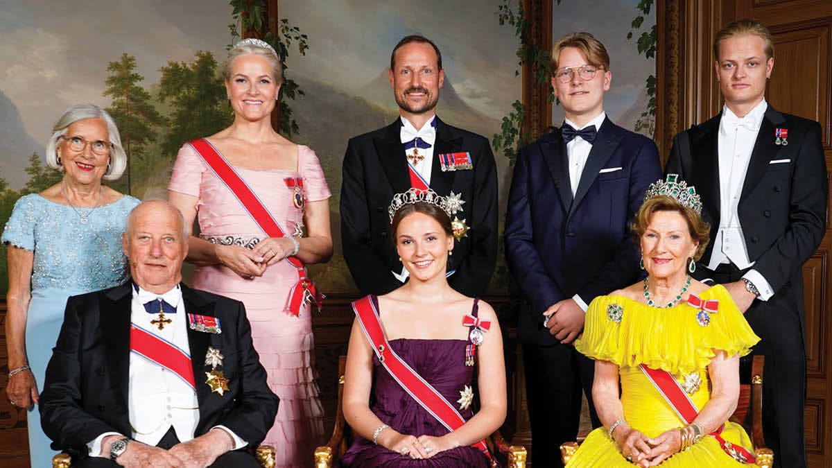 Den norske kongefamilie m. kronprinsesse Mette-Marits mor Marit Tjessem t.v. i juni 2022.