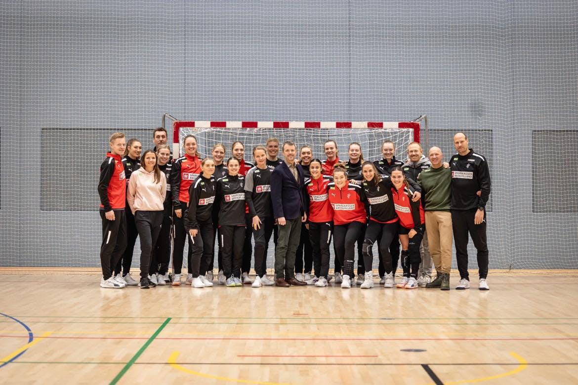 VM i kvindehåndbold starter på onsdag på hjemmebane i Herning 🤾‍♀️🥅 Derfor var det en stor fornøjelse at overraske holdet, da jeg tidligere i dag besøgte spillerne i Anja Andersen Hallen i Brøndby til deres træning og forberedelser til verdensmesterskabet.   Held og lykke til holdet og hele den danske trup 🇩🇰 ✍🏻 H.K.H. Kronprinsen. Foto: Casper Horsnæs Larsen ©️