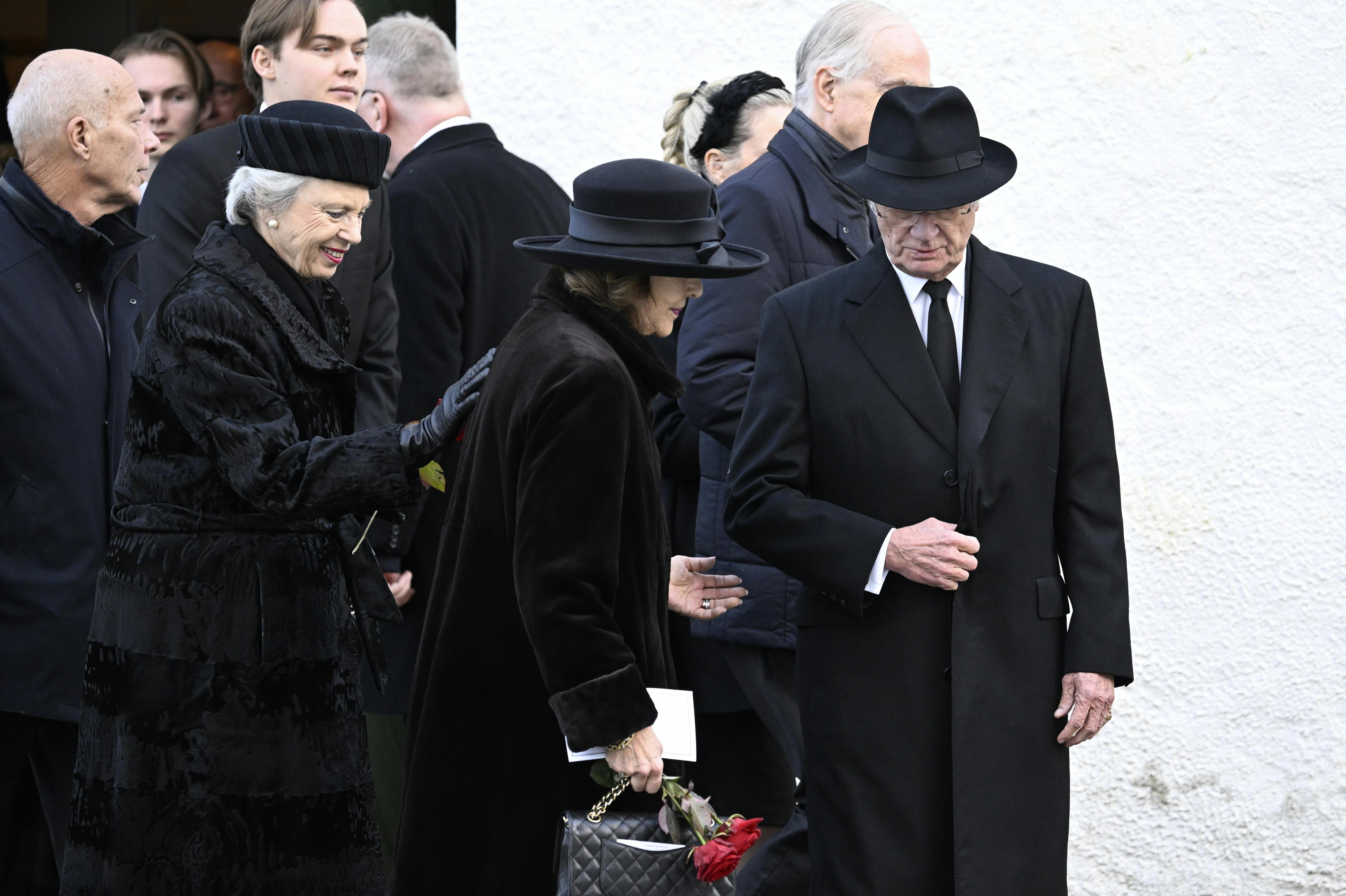 TROLLE LJUNGBY, SVERIGE 20231124 Prinsessan Benedikte av Danmark och drottning Silvia och kung Carl Gustaf då Greve Hans-Gabriel Trolle Wachtmeister begravdes på fredagen. Begravningsceremonin hölls i Trolle Ljungby kyrka. Trolle Wachtmeister blev 100 år. Foto: Johan Nilsson / TT / Kod 50090. (Foto: 50090 Johan Nilsson/TT/Ritzau Scanpix)