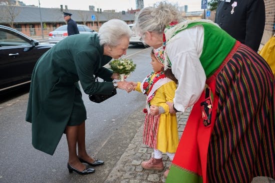 Prinsesse Benedikte og blomsterpigen Luana