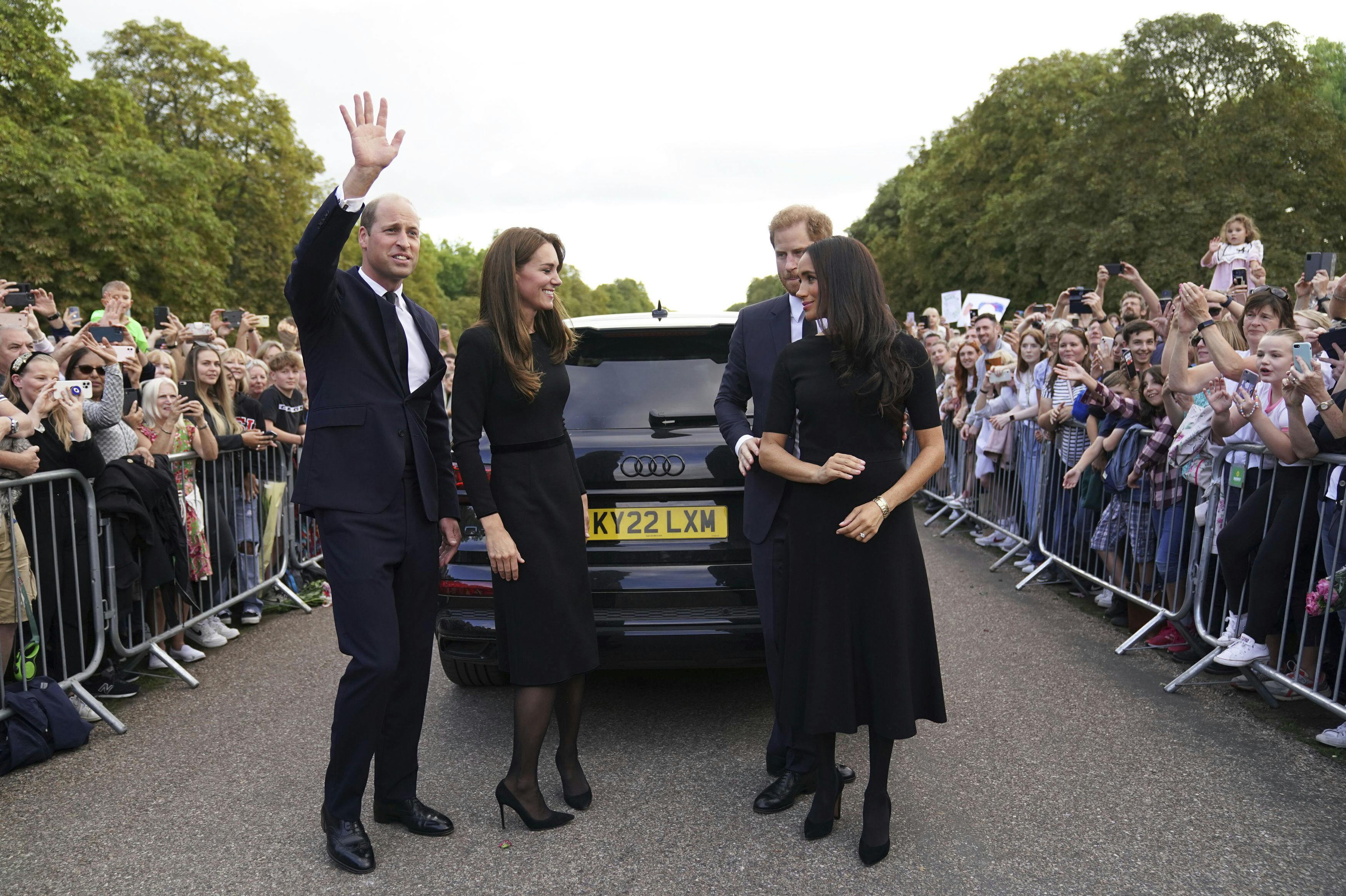 Ifølge forfatteren har Meghan og Kate ikke talt sammen i fire år. Her står de sammen efter dronning Elizabeths død i september sidste år.