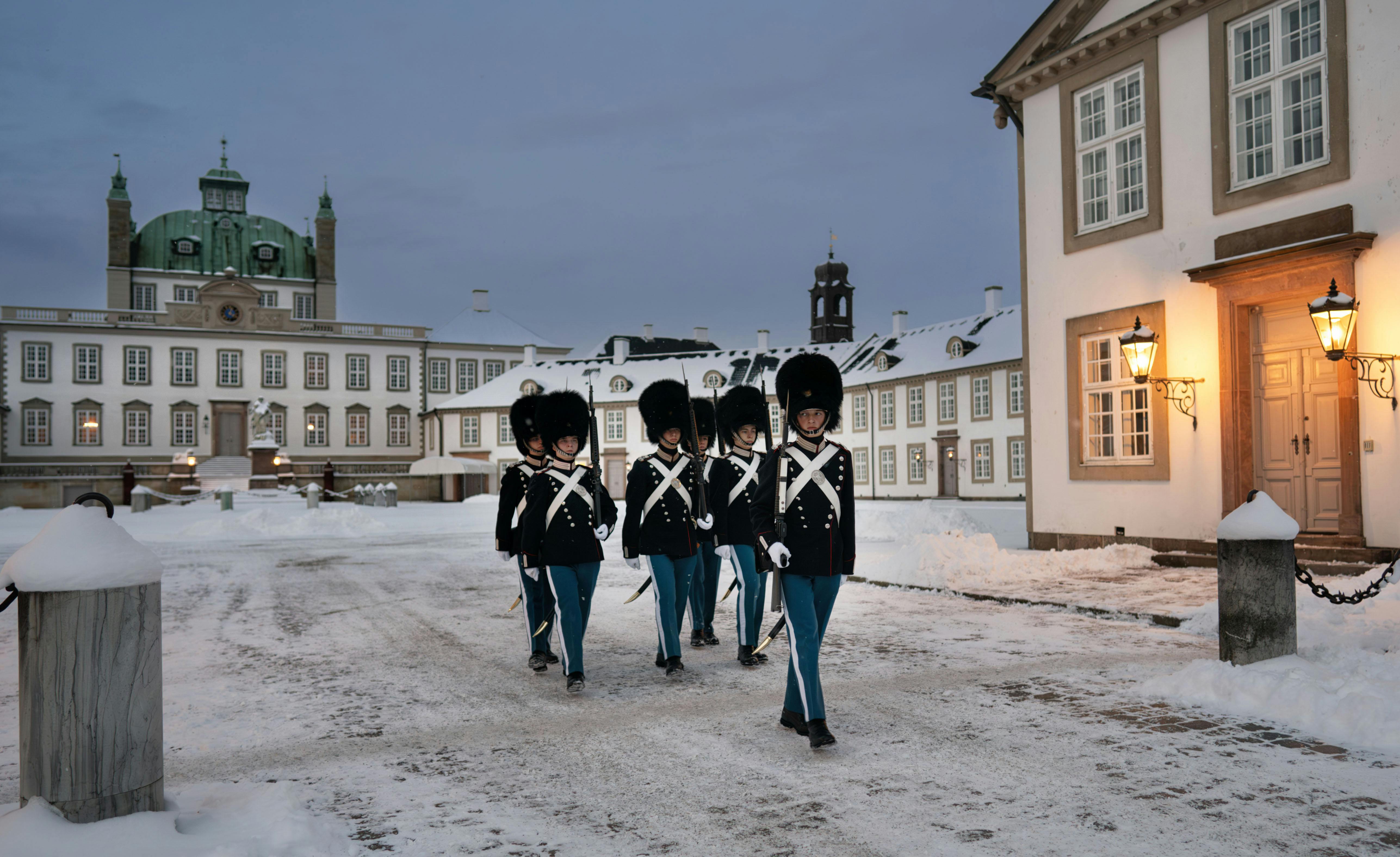 OPGAVE: Fredensborg slot i vintervejr.Vagtskifte i tusmørketSTED: Fredensborg slotJOURNALIST: -FOTOGRAF: Hanne JuulDATO: 20231129