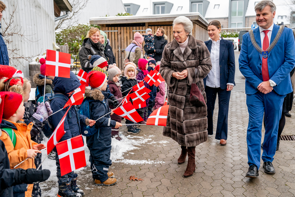 Prinsesse Benedikte Kom Lige Fra Sverige: Blev Taget Imod Med Flag Og ...