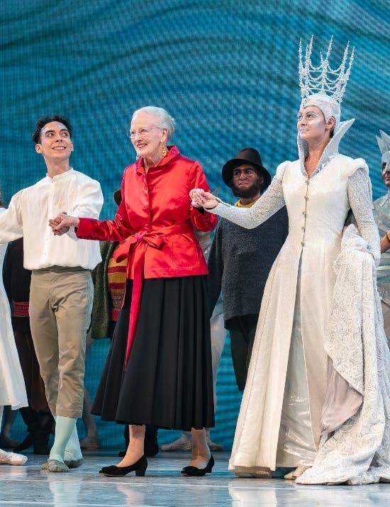 Dronning Margrethe hyldes på scenen i Tivolis Koncertsal.