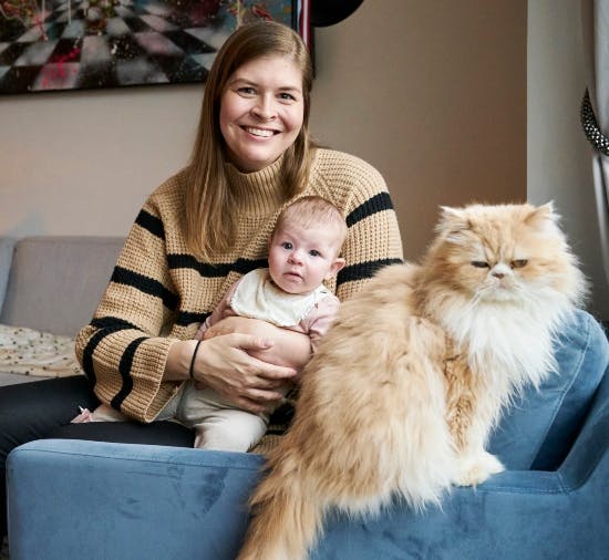 Lotte Friis med baby Andrea og katten Nemo.