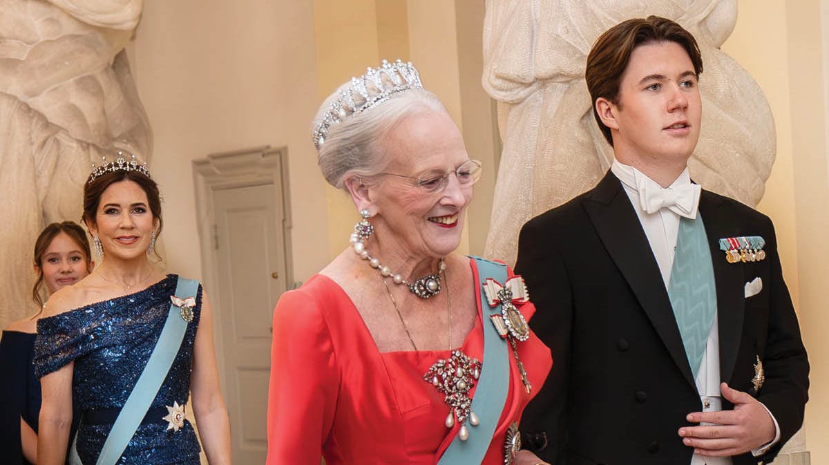 Dronning Margrethe og prins Christian. I baggrunden prinsesse Josephine og kronprinsesse Mary.