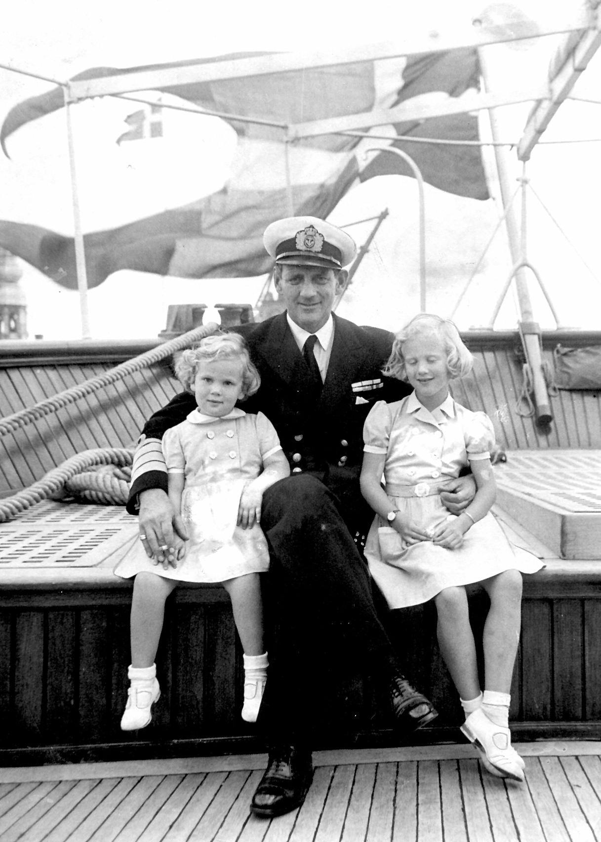 Kong Frederik IX sammen med prinsesserne Margrethe (th) og Benedikte ombord på Dannebrog. (Arkivfoto, september 1947).